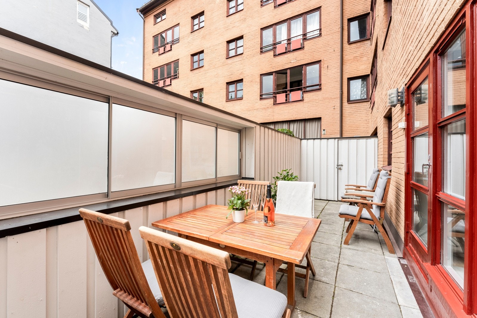 Boligen har en flott markterrasse på 15 kvm. Galleribilde