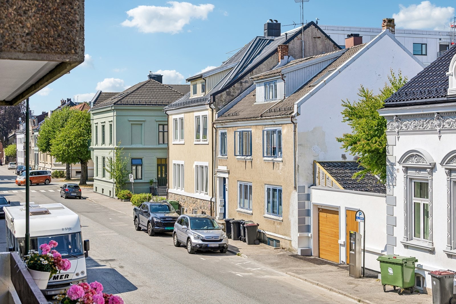 Utsyn mot byomgivelser og nærliggende bebyggelse. Galleribilde