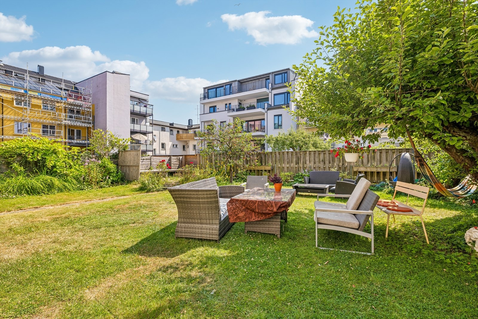 Felles hage med gode solforhold og plass til avslapning. Galleribilde
