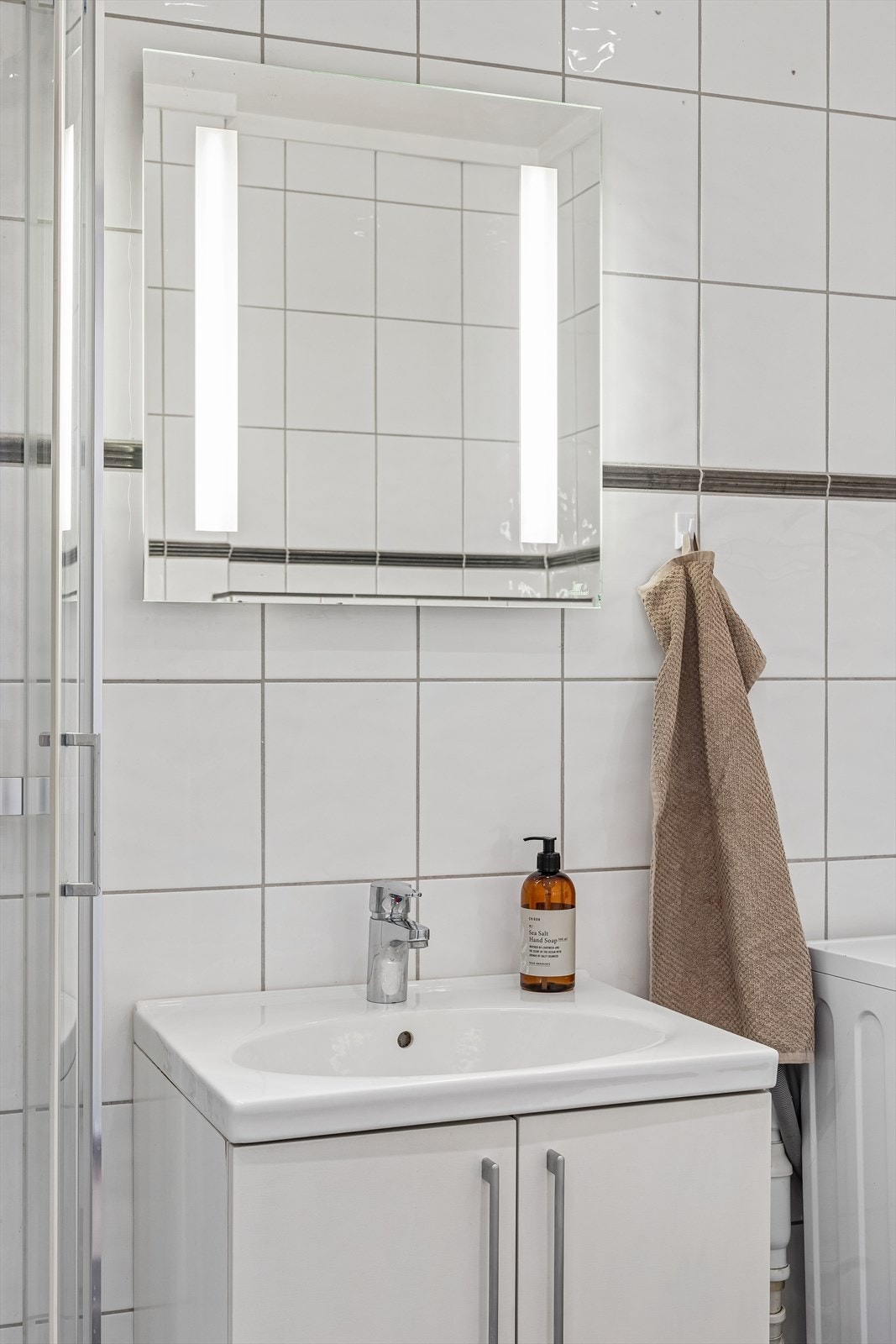 Praktisk baderomsinnredning med speilskap og belysning. Galleribilde
