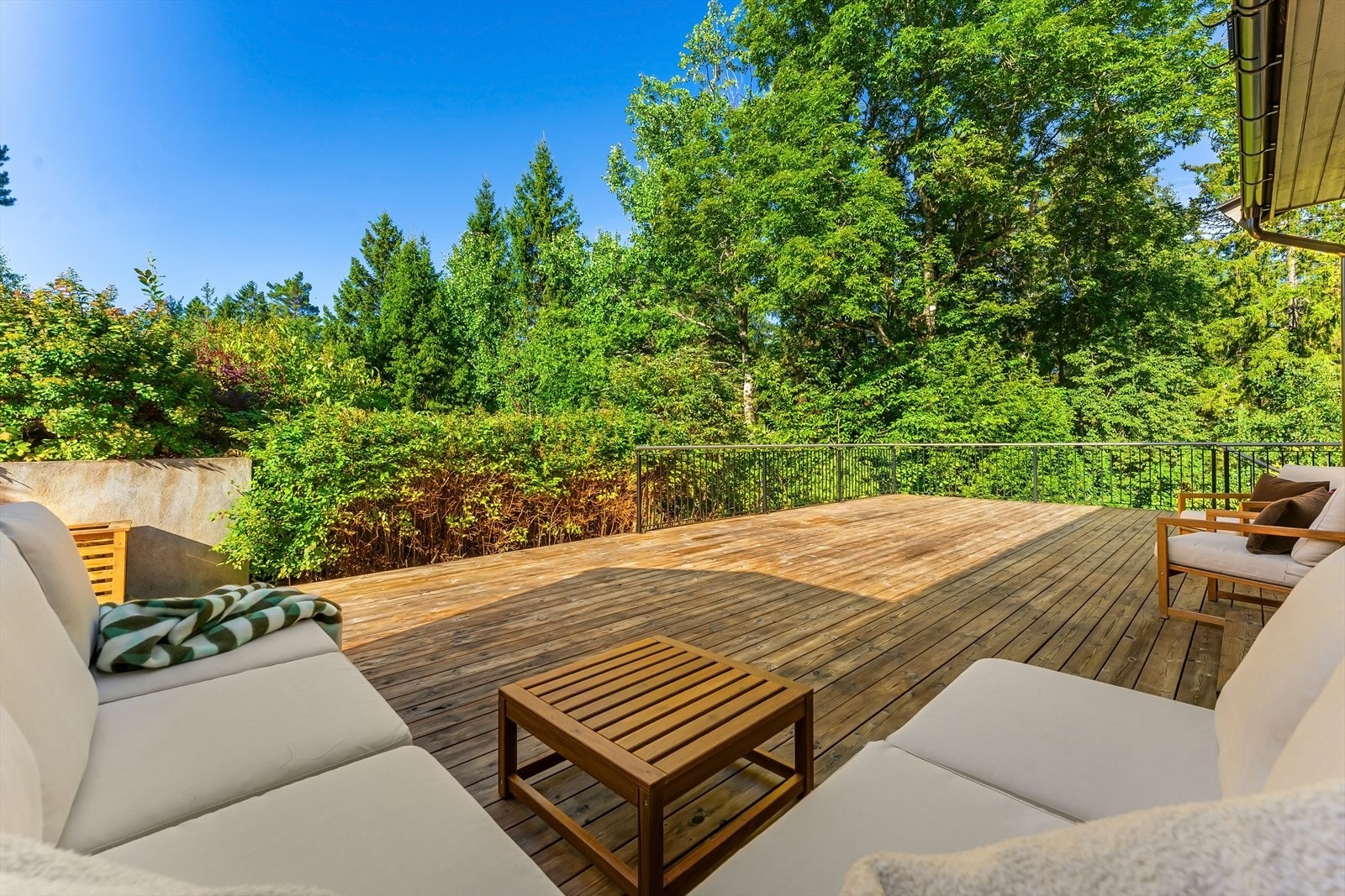Vest-vendt terrasse med gode solforhold Galleribilde