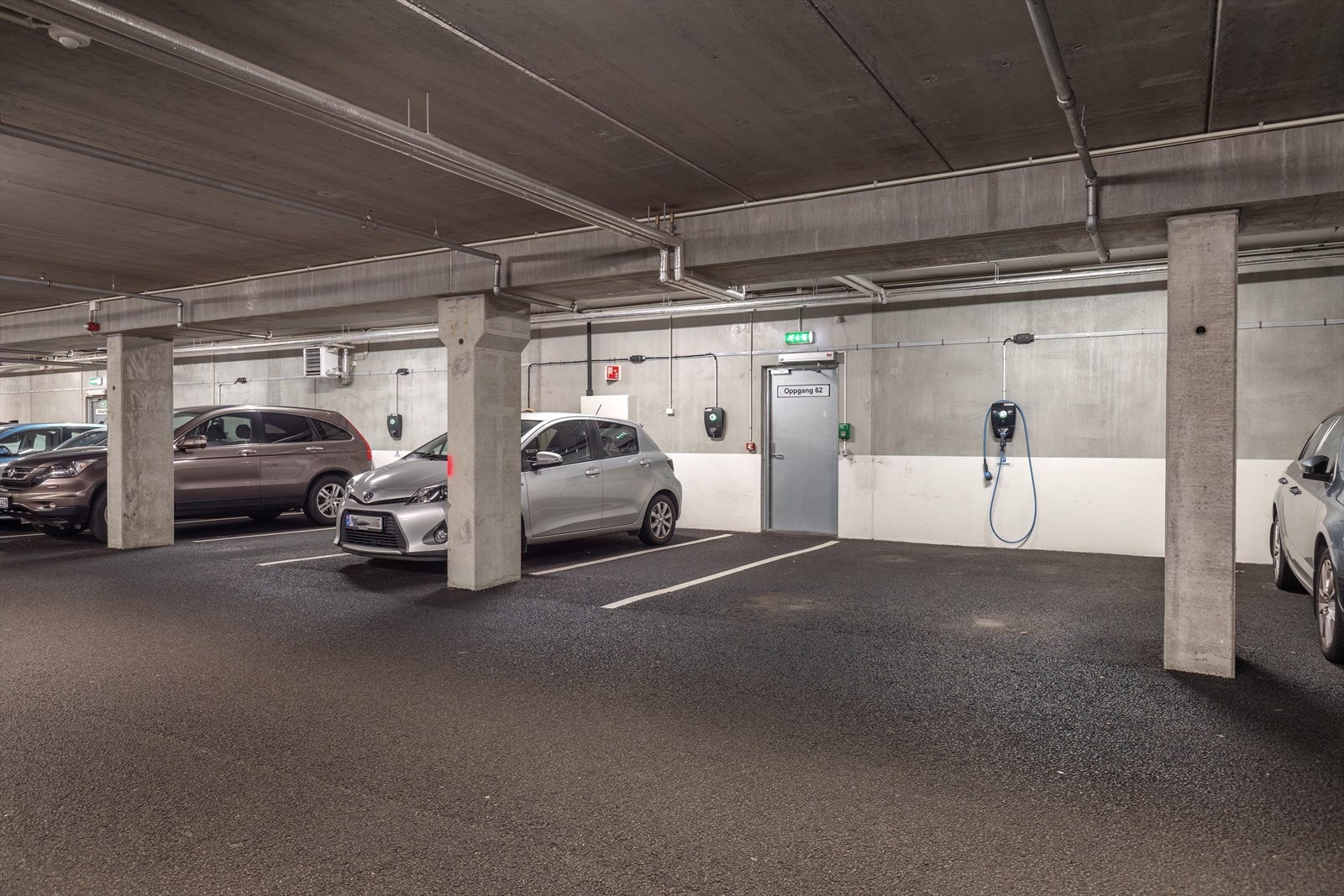 Ekstra bred parkeringsplass med elbil lader Galleribilde
