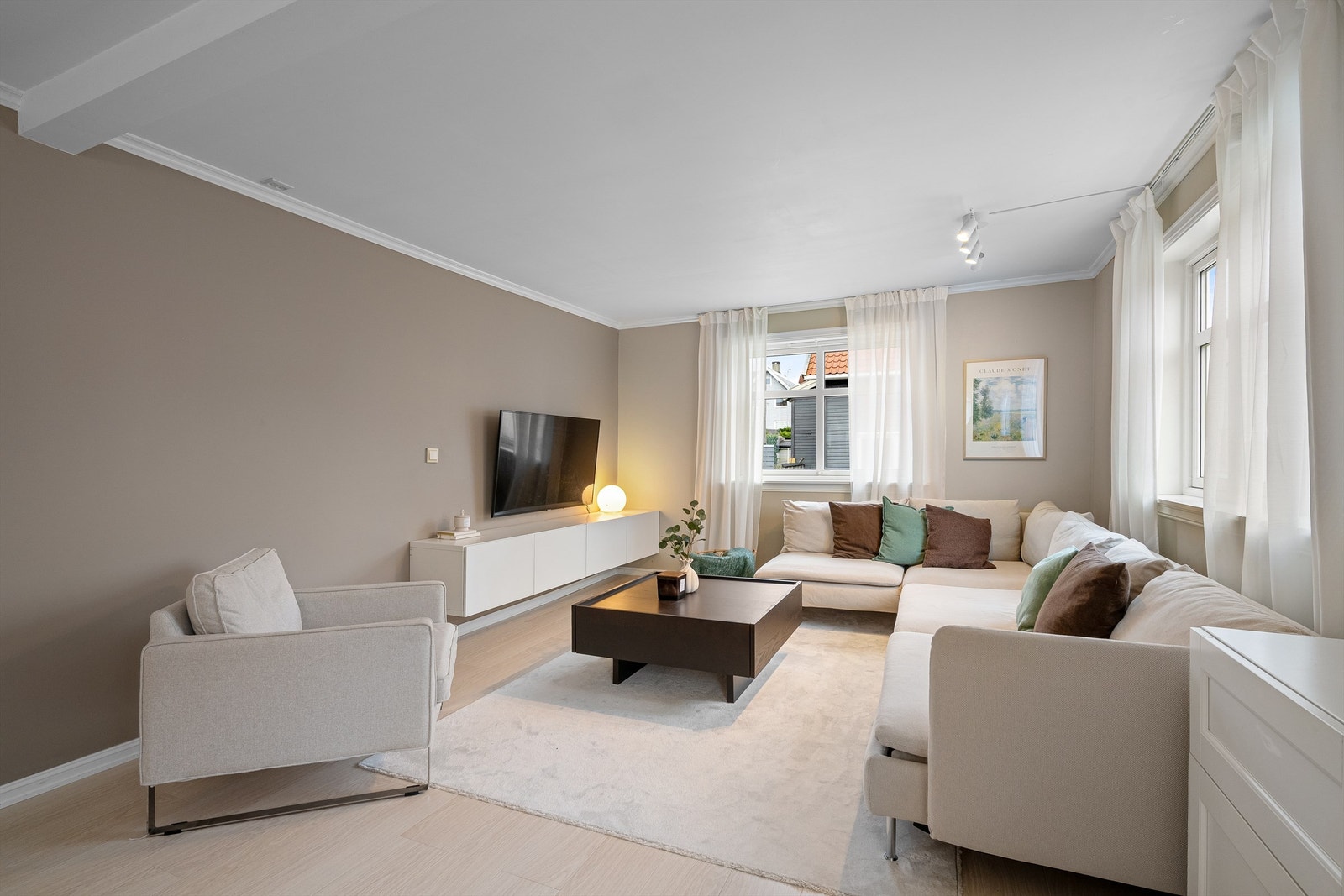 Romslig pg god stue med plass til en stor sofagruppe. Galleribilde