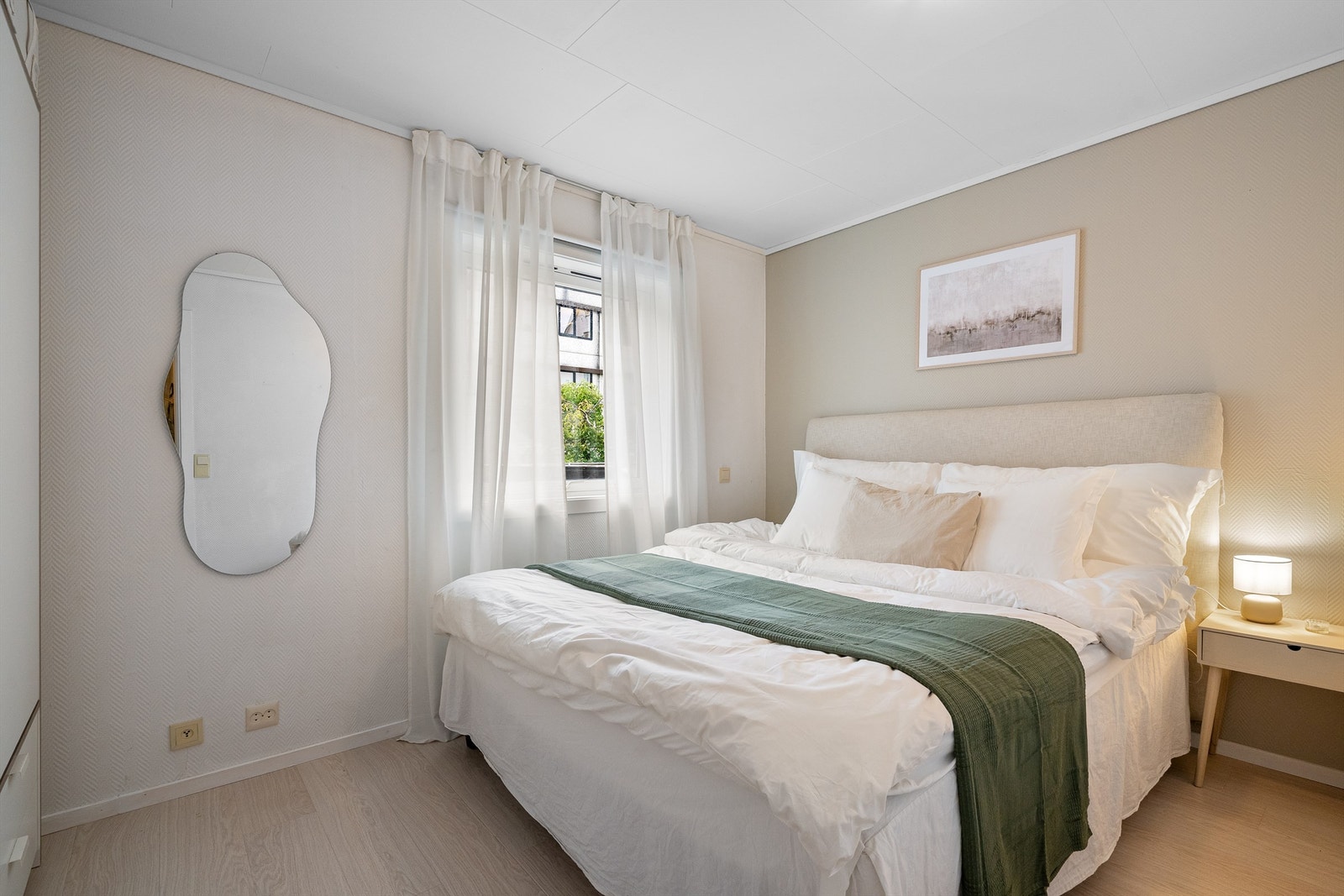 Hovedsoverommet med god plass til garderobeskap. Galleribilde