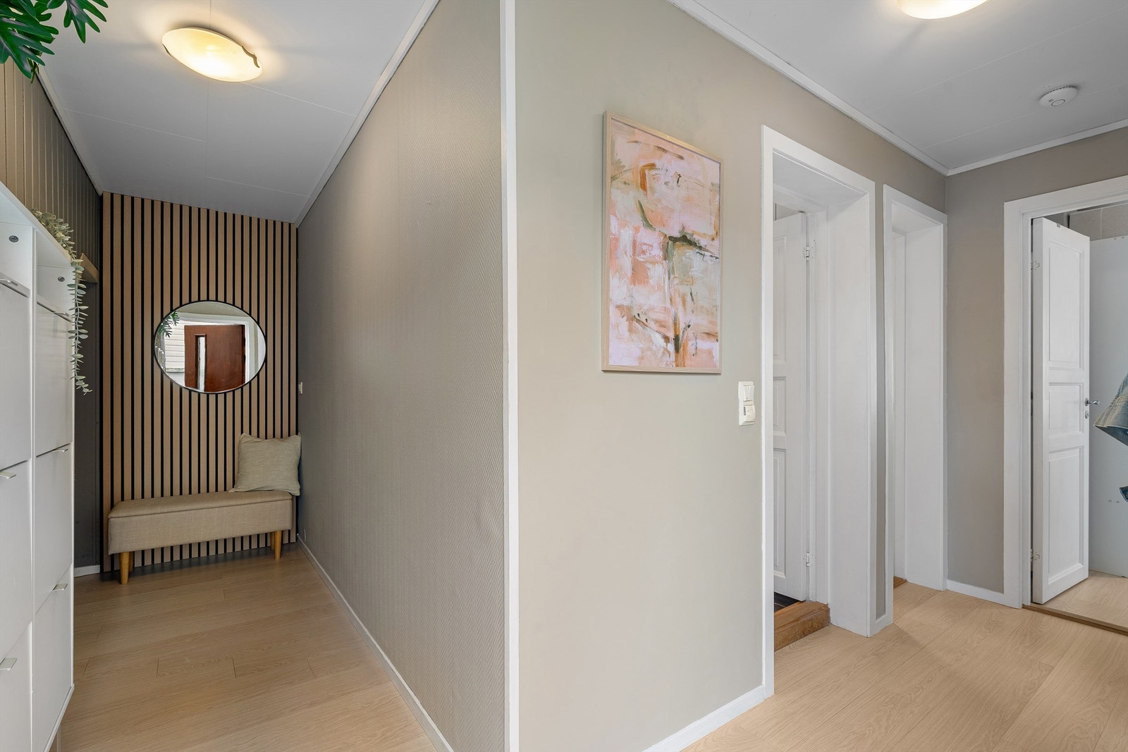 Gang med god plass til å henge fra seg yttertøy. Galleribilde