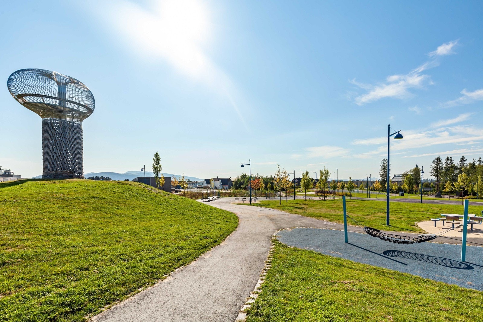 I parken finner du mange muligheter for lek med zip-line og klatrestativer. Det er områder for en rast der du kan bruke fellesgriller. Basketball og sandvolleyball Galleribilde