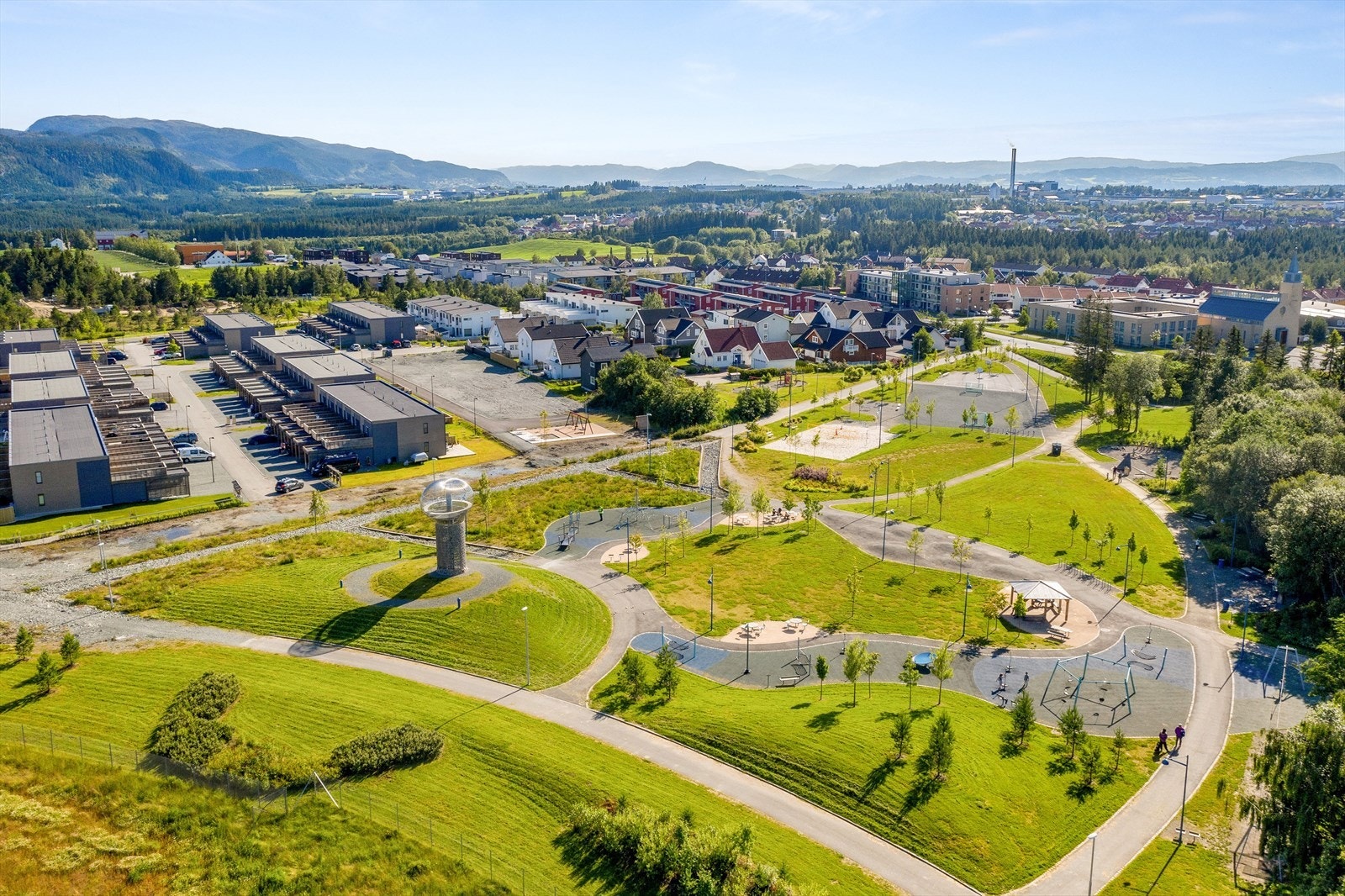 Tiller har blitt en populær bydel som det har vært stor satsing på de siste årene. Tillerparken byr på mye moro for store og små. Galleribilde