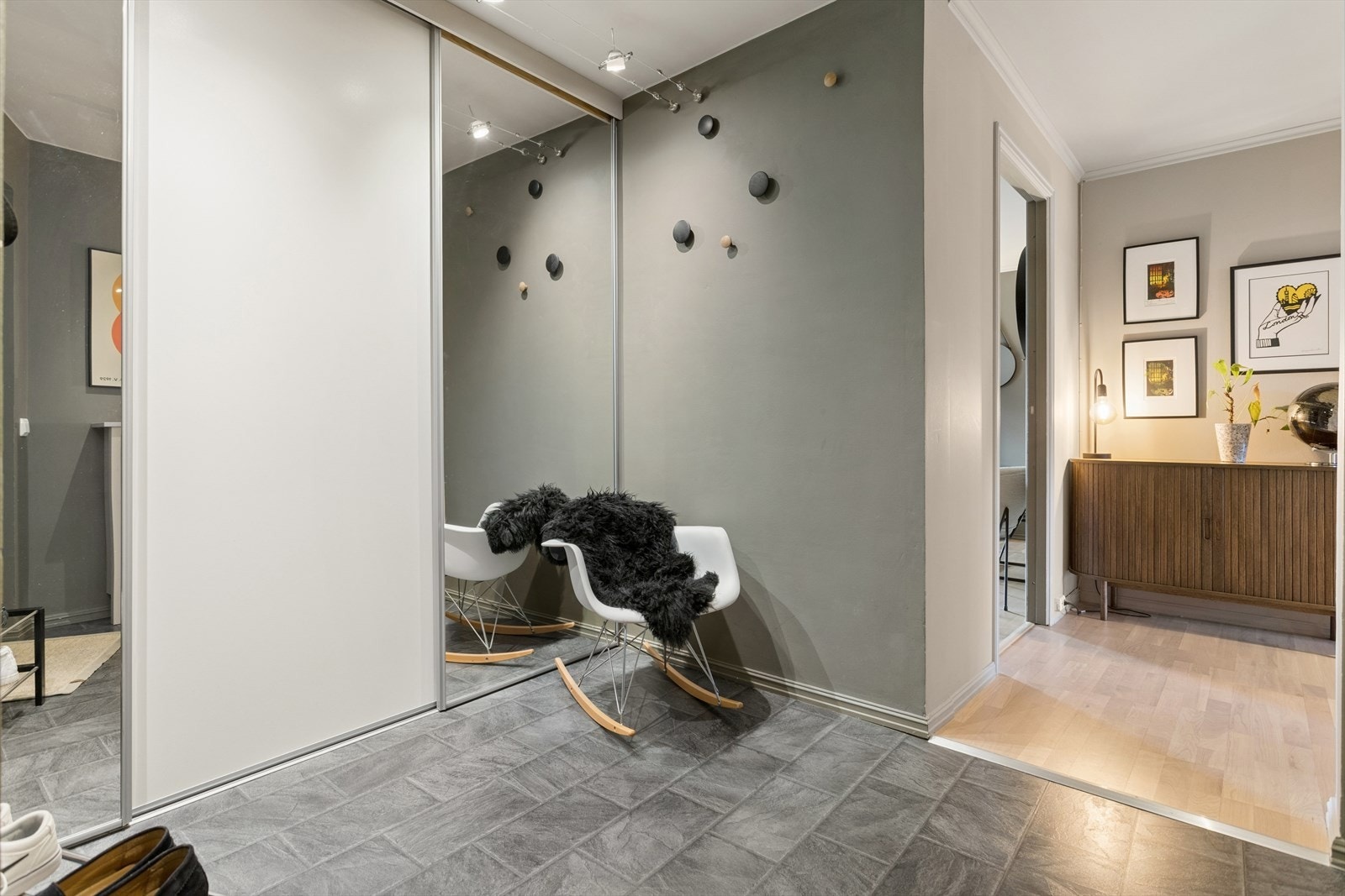Velkommen inn! Innbydende entré med god oppbevaringsplass i skyvedørsgarderobe. Galleribilde