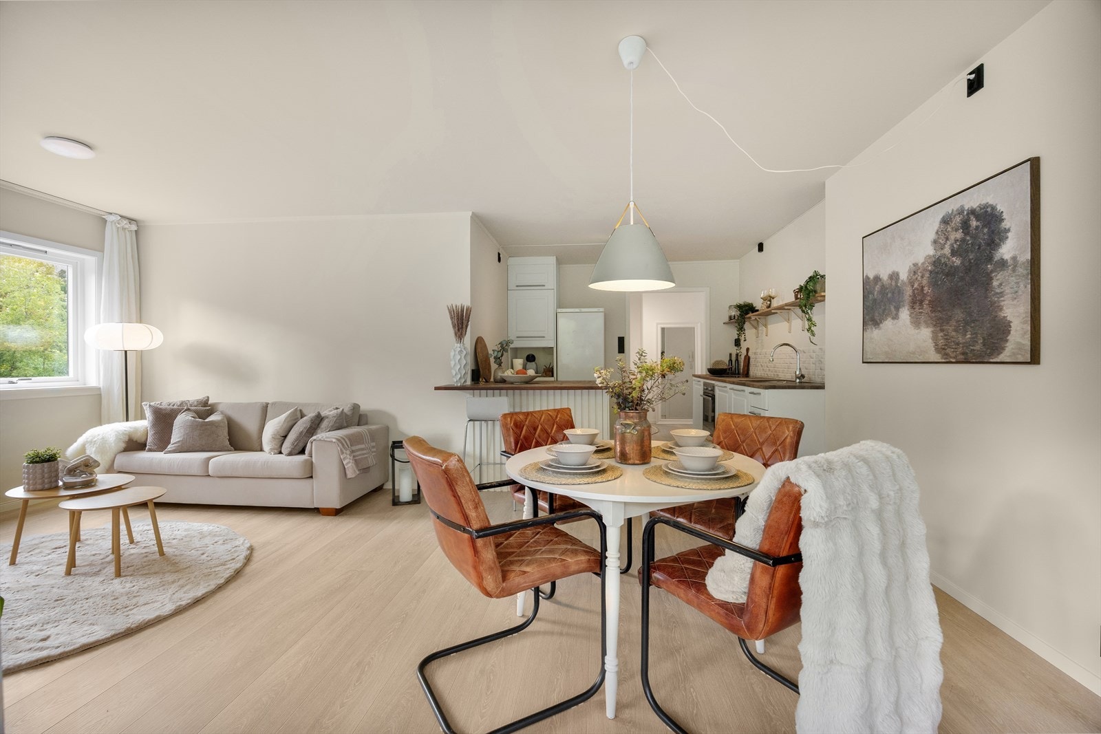 Stuen har en sosial utforming med god plass til både sofagruppe og spisebord. Galleribilde