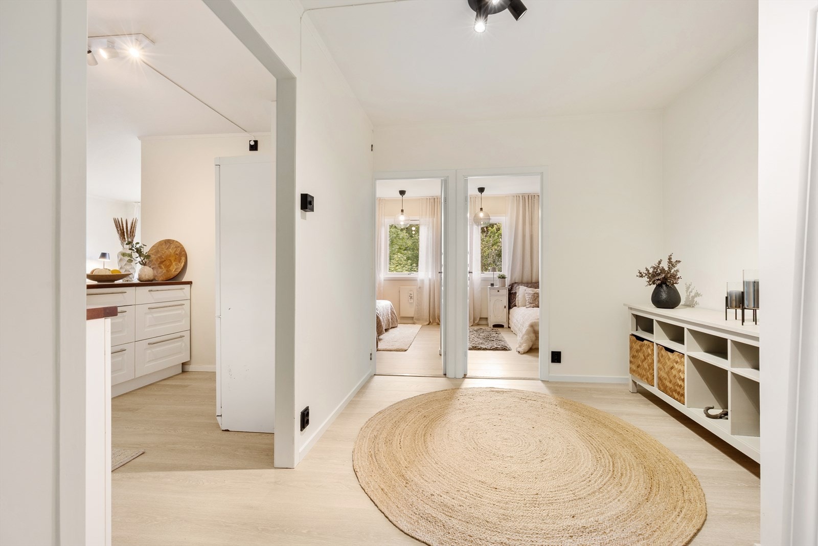 Fra gangen er det åpen passasje inn mot kjøkkenet og adkomst til to av soverommene. Galleribilde