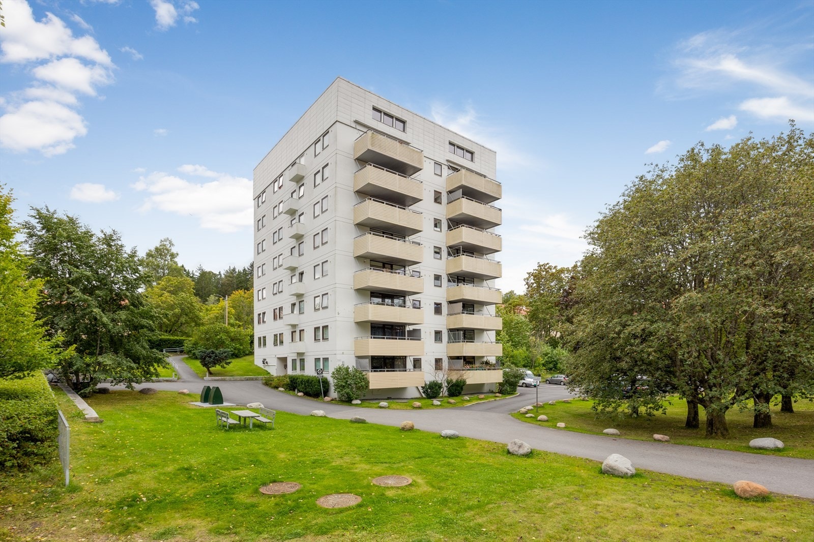 Snippen Sameie består av en klassisk boligblokk omkranset av store, velstelte plenarealer. Galleribilde