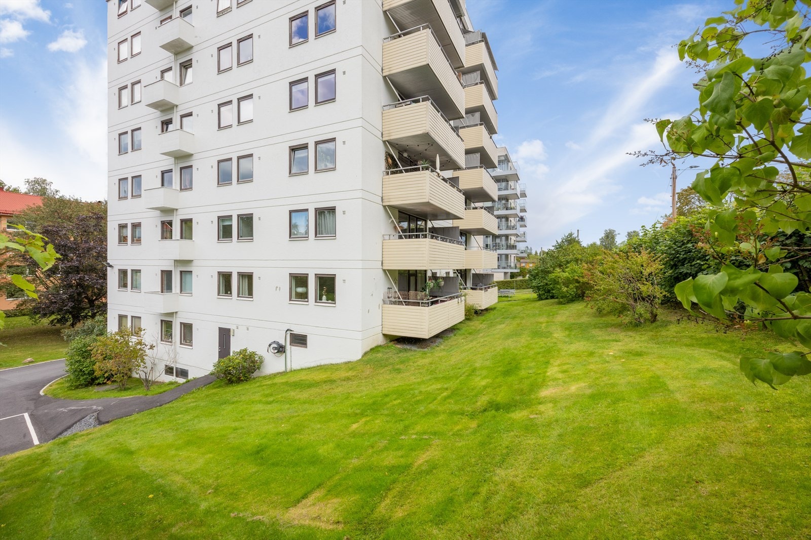 Bygget har heis, felles fyringsanlegg, samt to eksterne boder tilknyttet leiligheten. Galleribilde