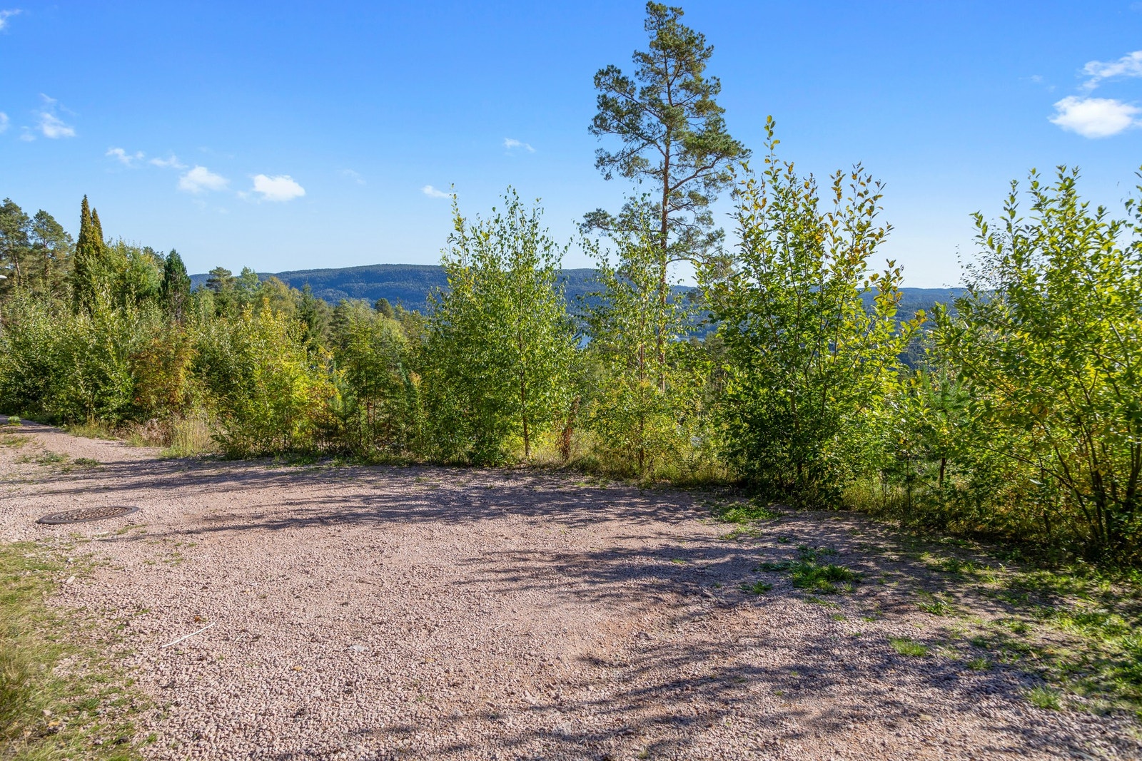 Biloppstillingsplass på grunneiers tomt. Det foreligger ingen formell avtale om parkering Galleribilde