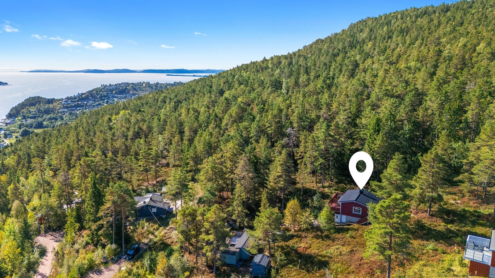 Eiendommen har en rolig og usjenert beliggenhet i skogkanten på Berger/Sand med nærhet til fjorden og muligheter for bading, fiske og turer langs kyststien Galleribilde