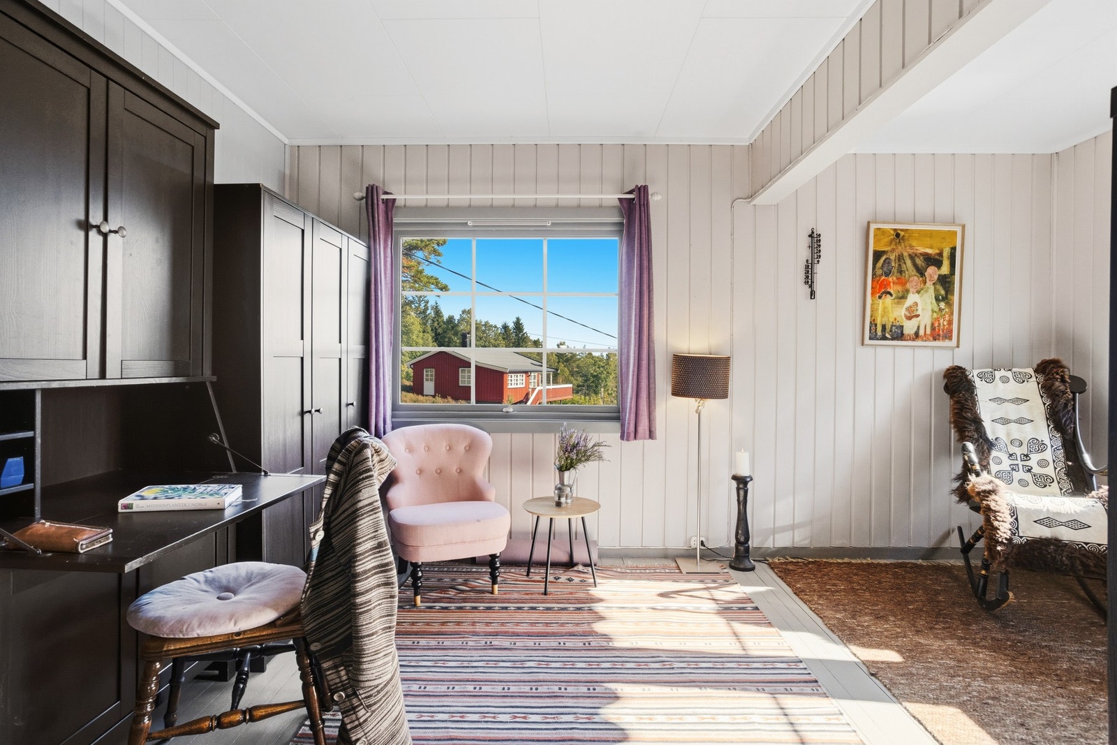 Rommet har plass til sofa, spisebord og annen møblering Galleribilde