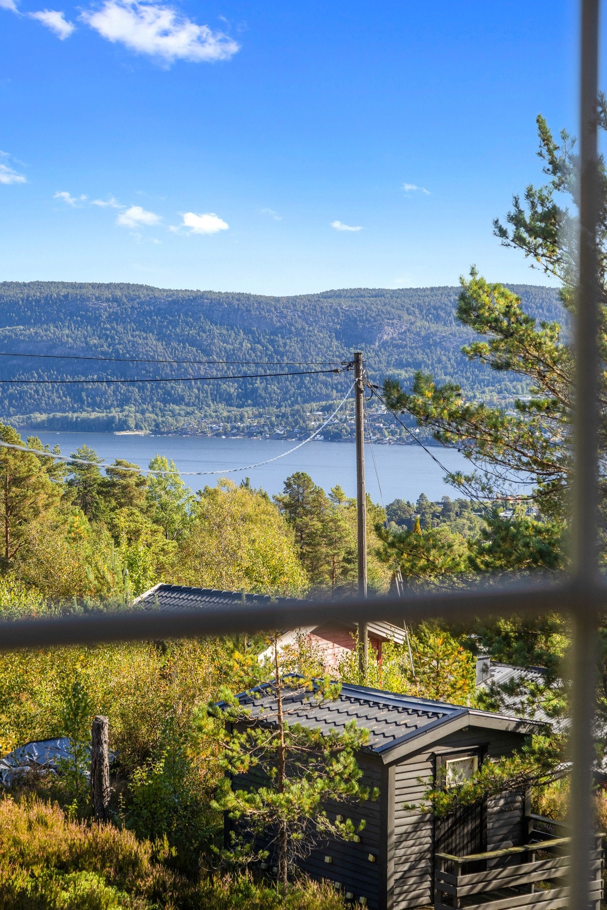 Herfra kan du nyte fin utsikt mot fjorden og skogsområder Galleribilde