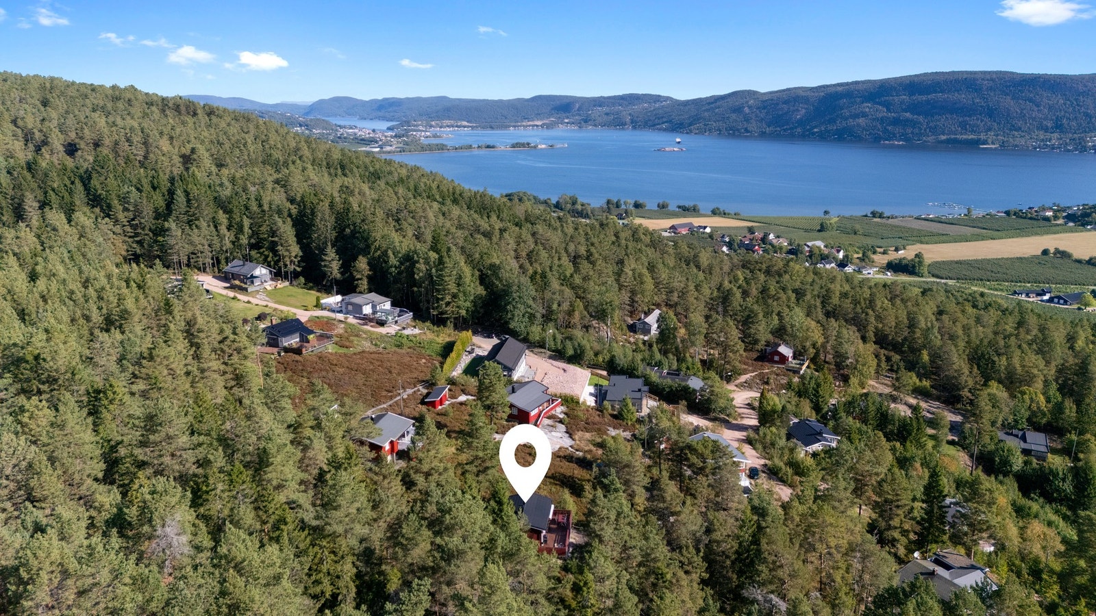 Eiendommen har en fin beliggenhet med gangavstand til fjorden, hvor du kan nyte flotte muligheter for både bading og fiske Galleribilde