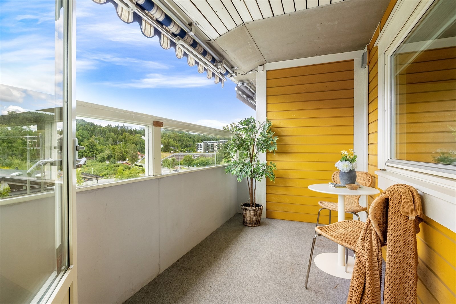 Det er fin utsikt mot nærområdet fra balkongen Galleribilde