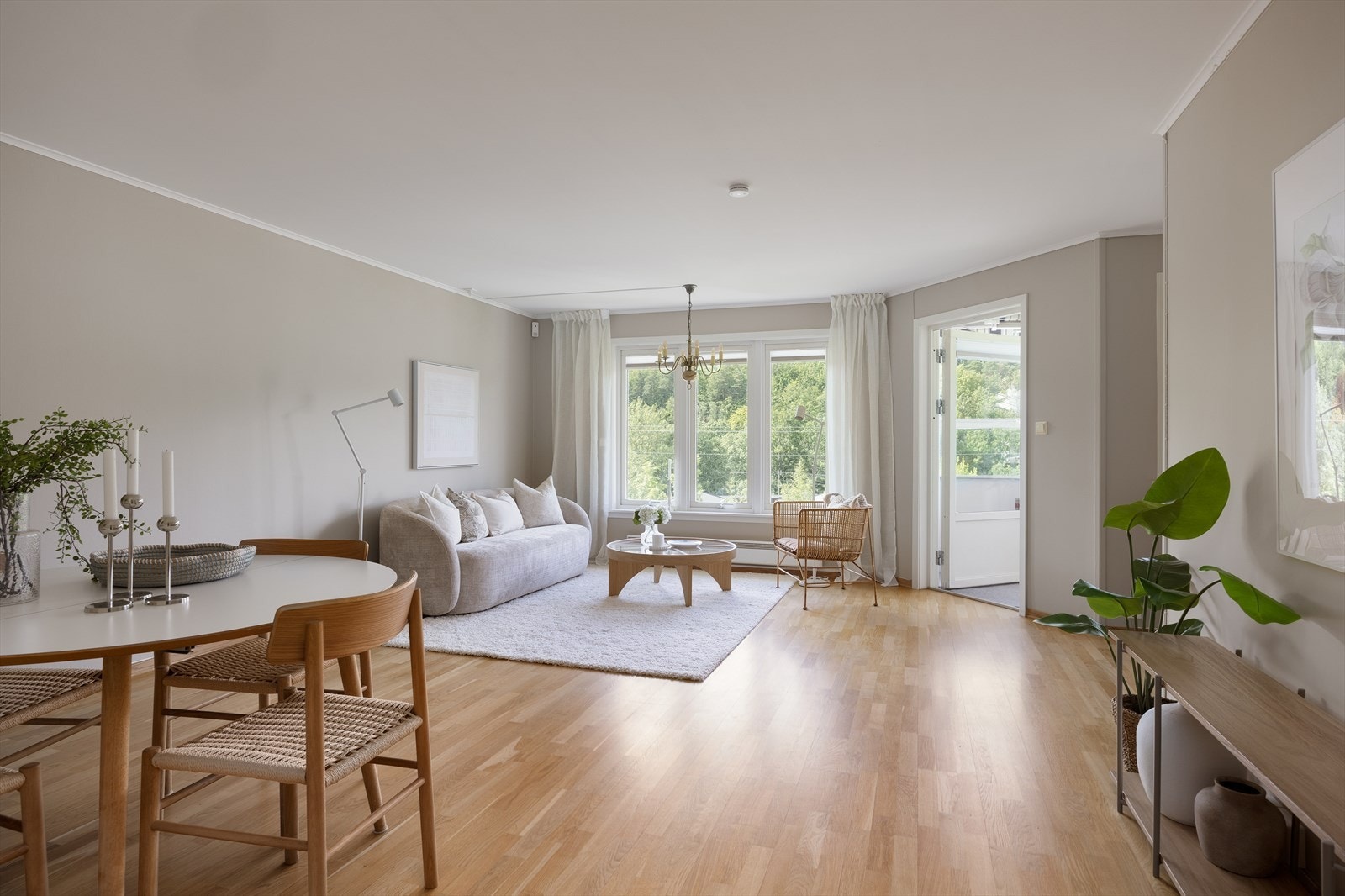 Meget god planløsning og balkong på hver side av boligen Galleribilde
