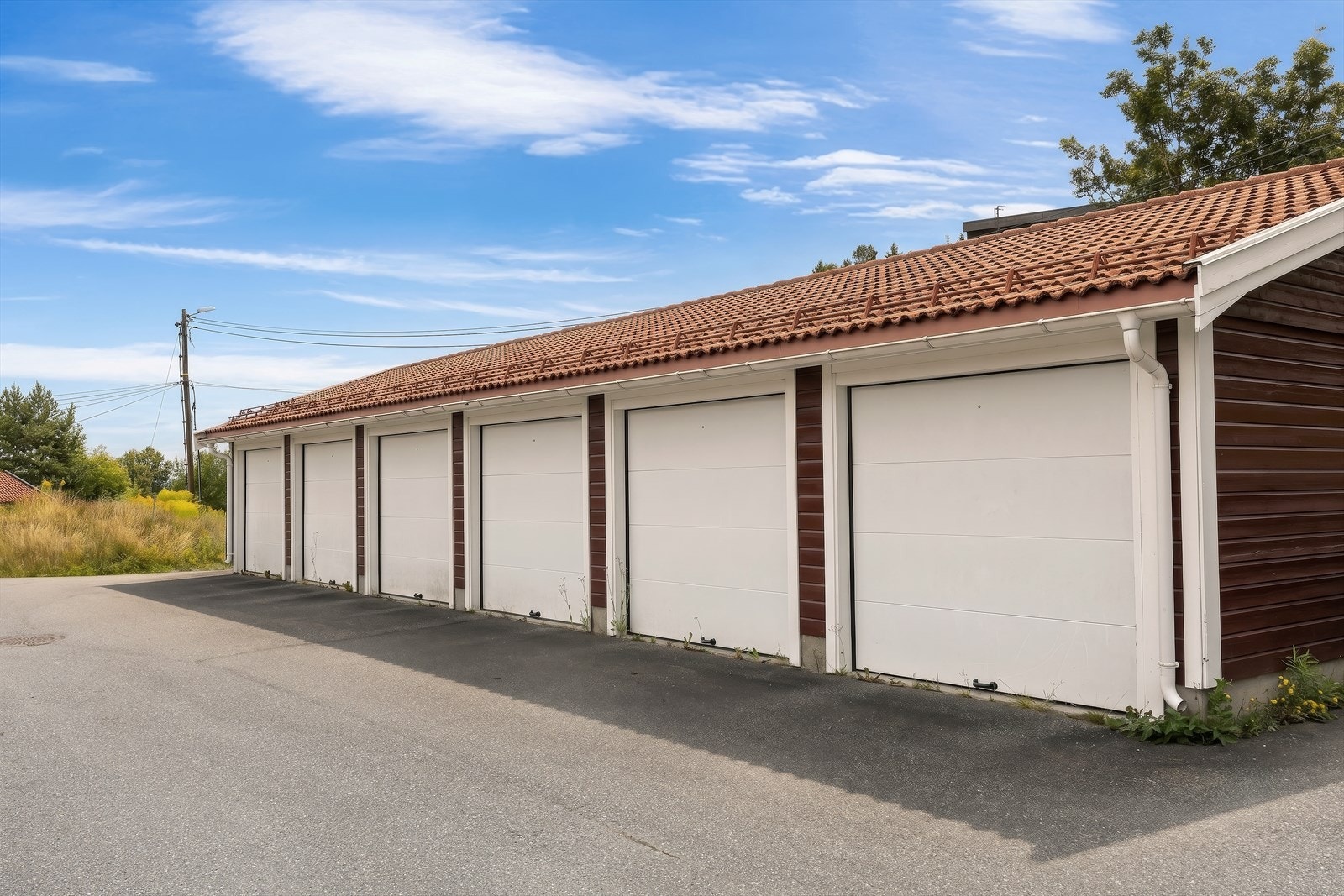 Leiligheten har egen garasjeplass (Nr 2 fra høyre) med tilhørende bod i bakkant Galleribilde