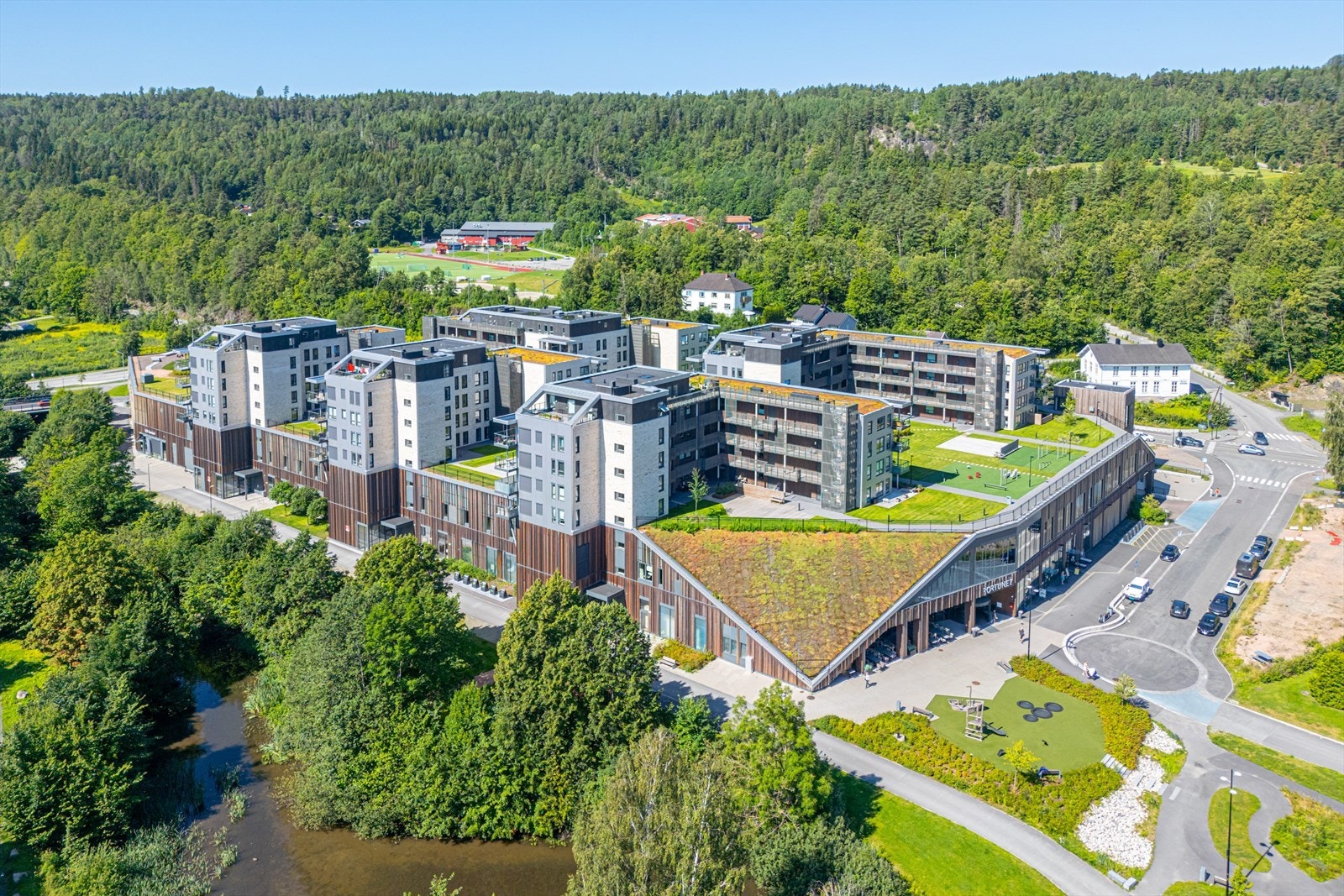 Nye Rortunet åpnet i 2021 og har blitt et naturlig samlingspunkt i Slemmestad, med butikker, servering, trening og servicetilbud - midt i et område i spennende utvikling. Galleribilde