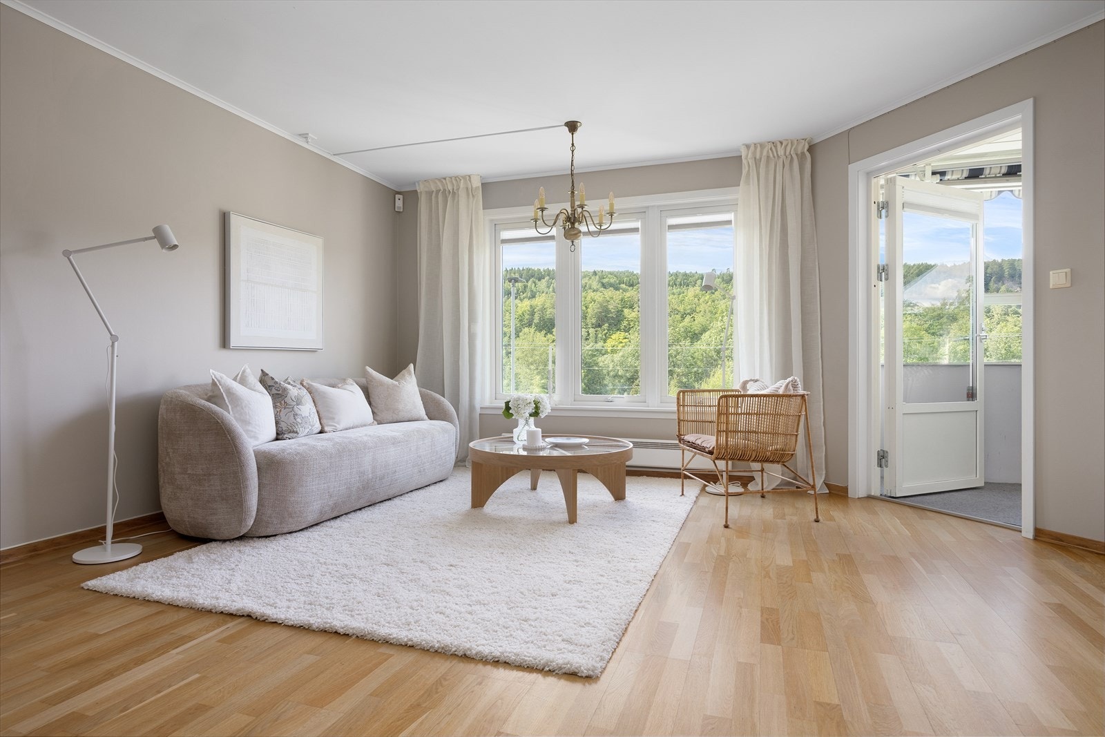 De store vinduene gir godt med naturlig lys Galleribilde