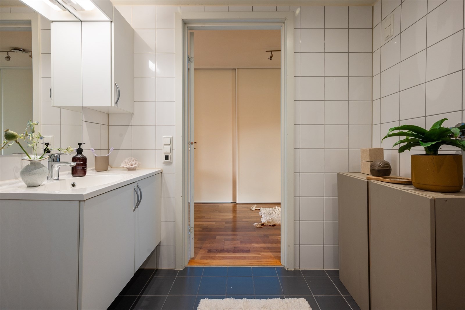 I tillegg har badet opplegg for vaskemaskin og tørketrommel. Galleribilde