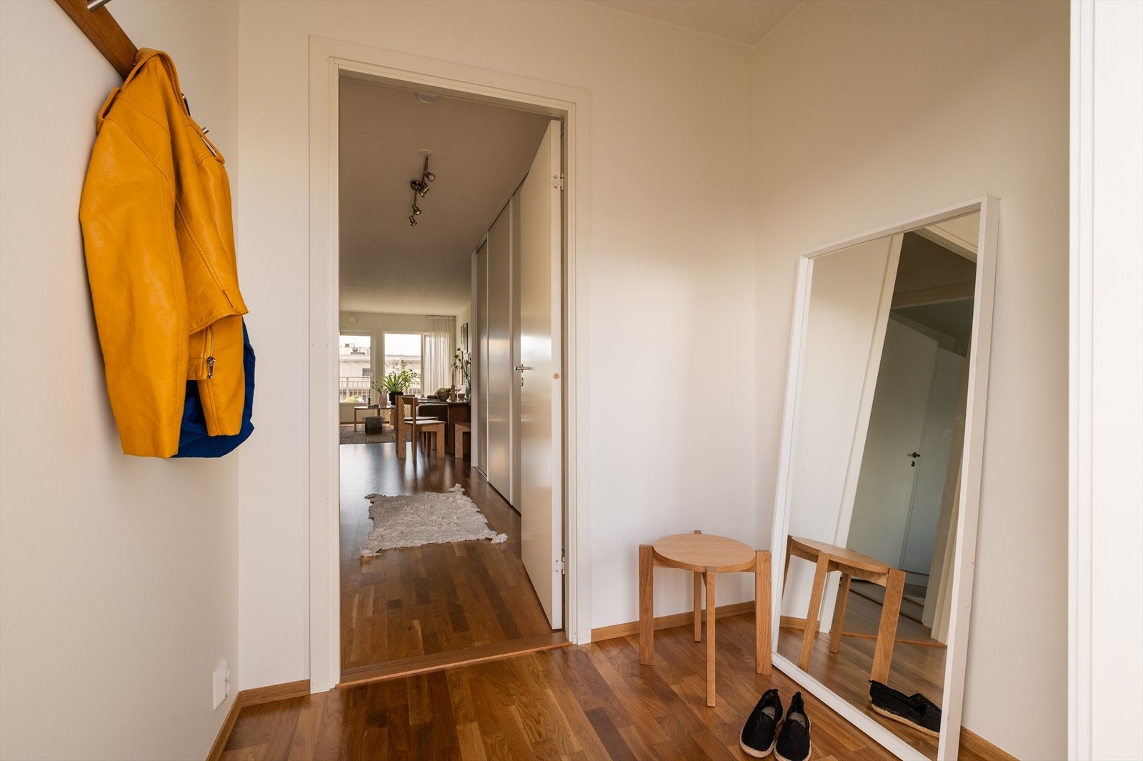 Her er det enkelt å sette fra seg sko og henge fra seg yttertøy, mens den store garderoben gir god oppbevaringsplass. Galleribilde