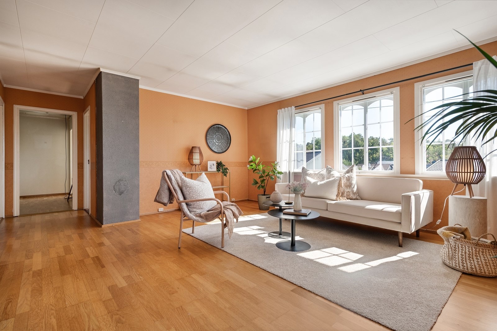 Stor stue med store vindusflater som slipper inn rikelig med naturlig lys Galleribilde