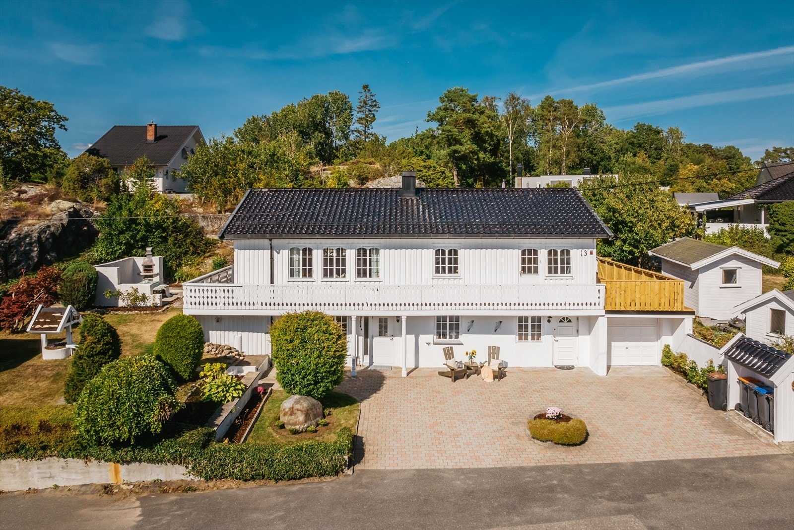 Flott uteområdet med god beplantning og belegningsstein Galleribilde