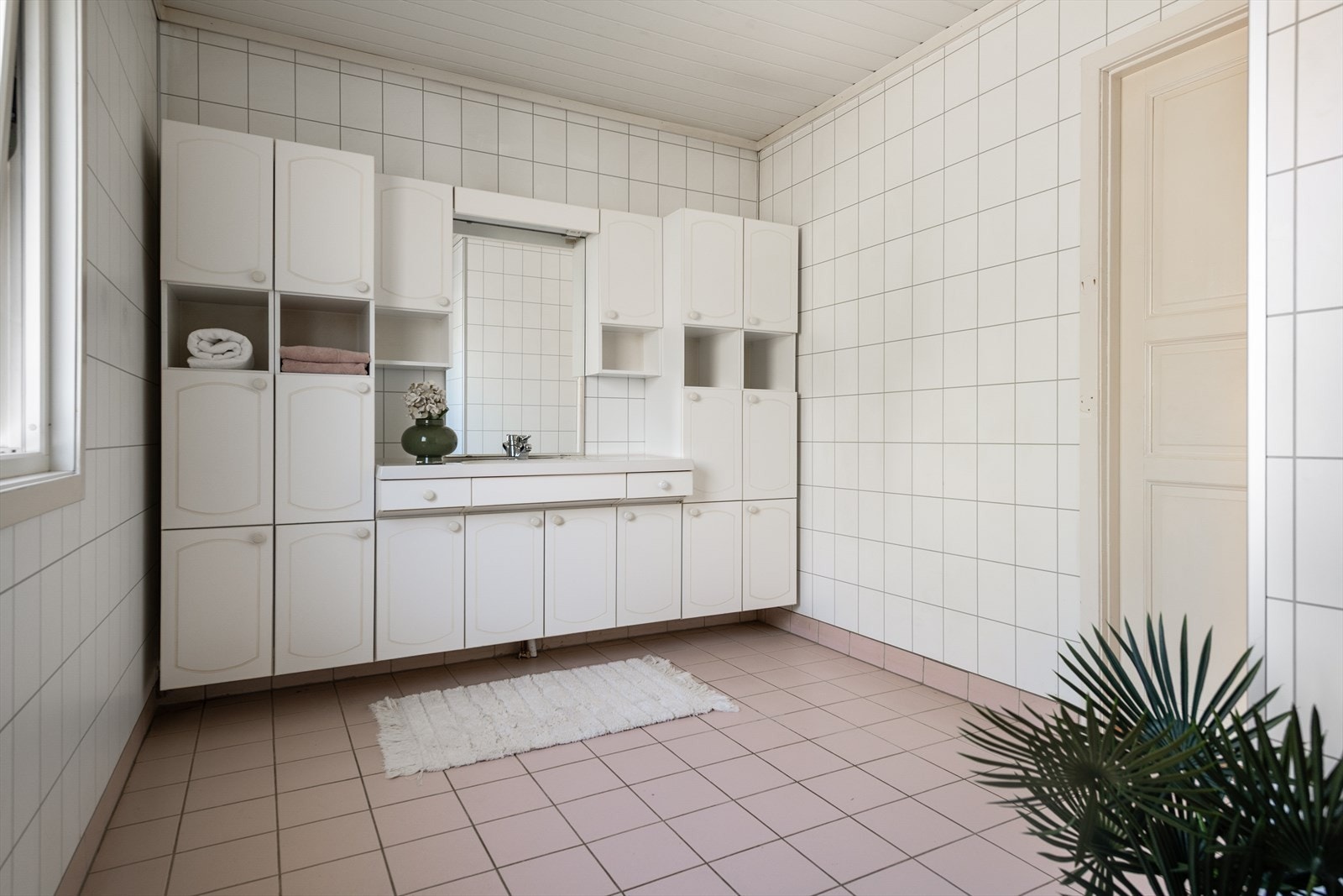 Bad med adkomst fra gang. Lyst med servant og lukket dusjkabinett Galleribilde