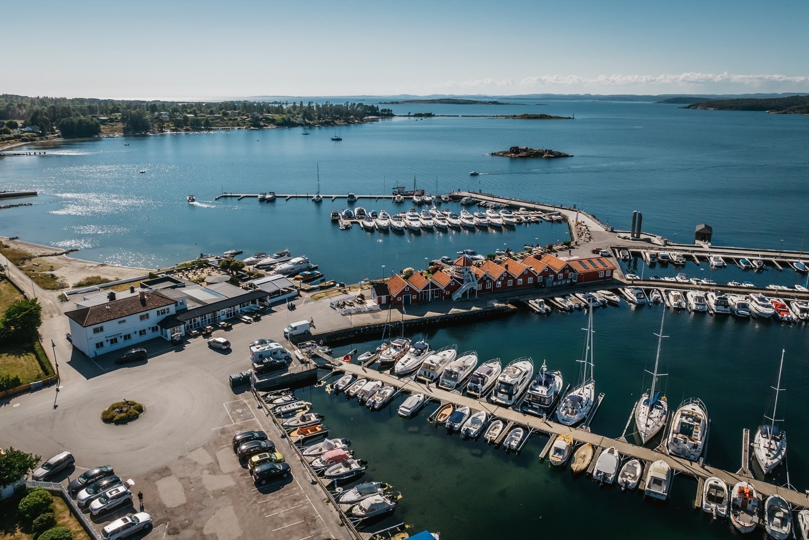 Kort vei til brygga og Helgeroa marina Galleribilde