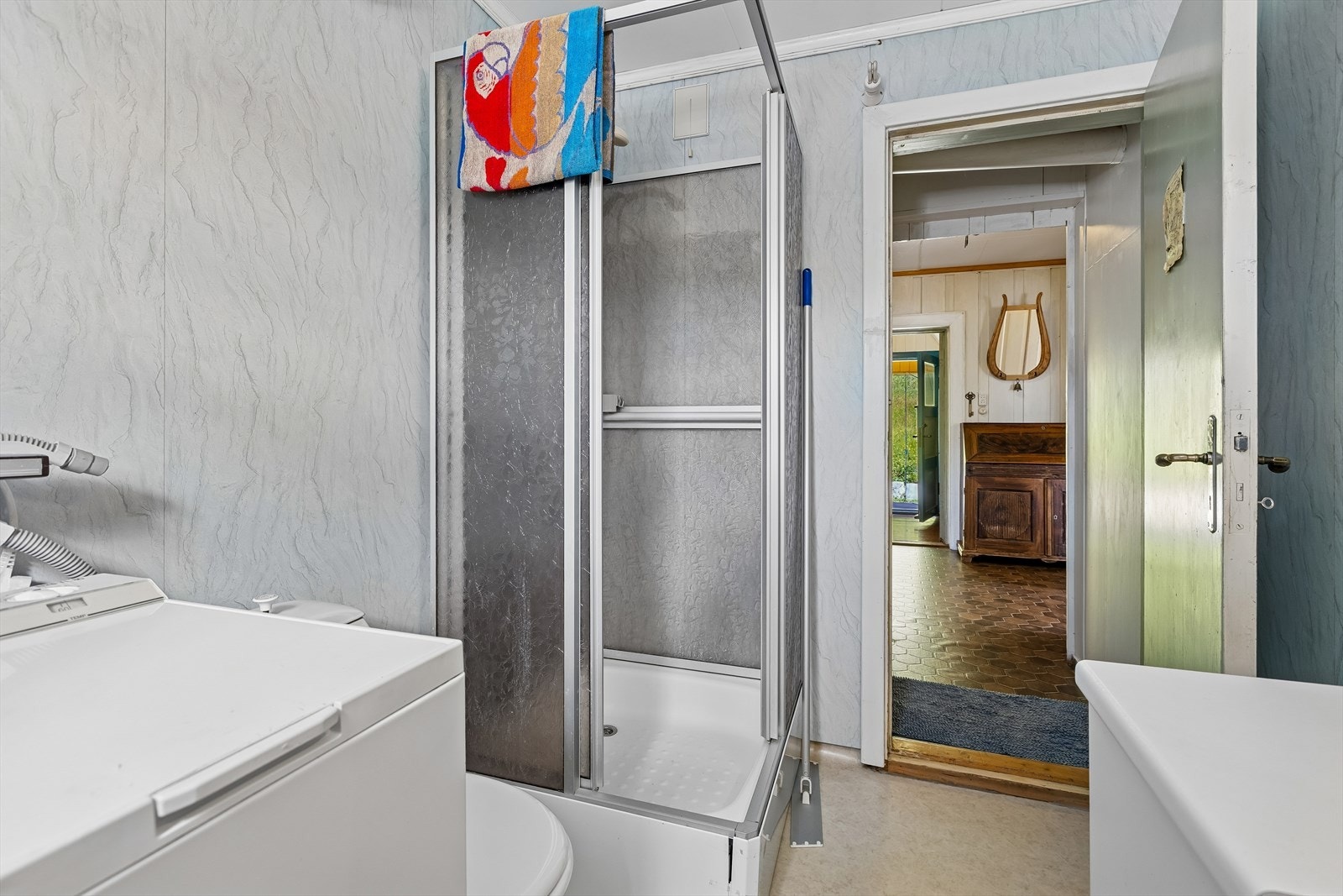 Badet er utstyrt med dusjkabinett, toalett og servantskap. Galleribilde