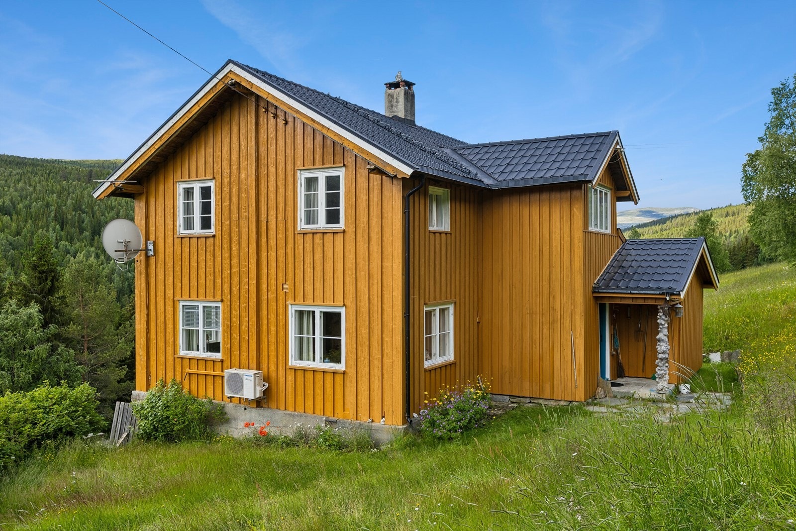 Våningshuset er et tømmerhus med stående panel. Tre av ytterveggene ble overflatebehandlet i 2022. Galleribilde