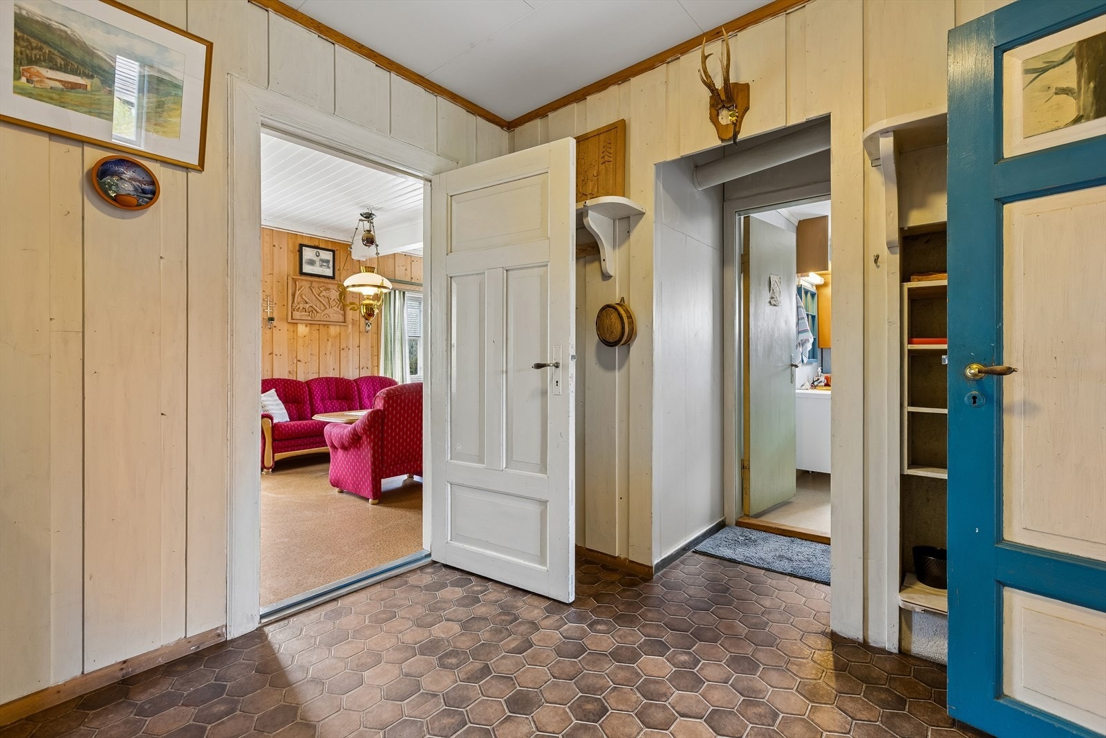 Fra gangen er det inngang til stuen. Boligen har eldre, sjarmerende tredører. Galleribilde