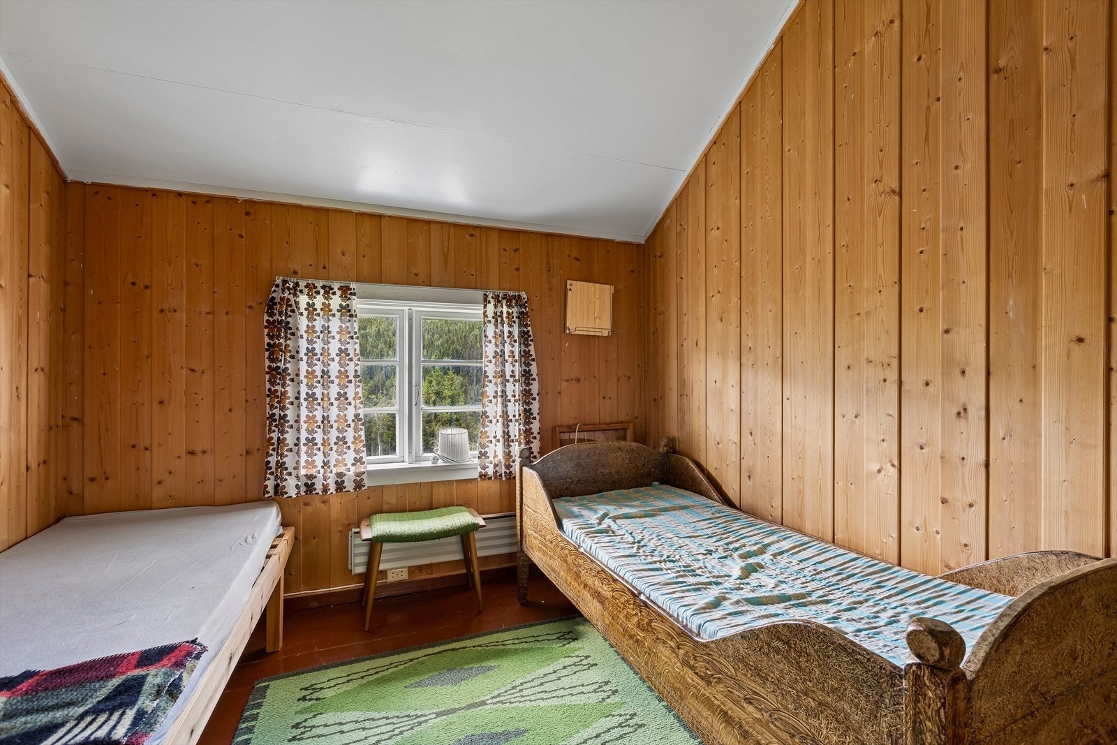 Soverom med god plass til seng og oppbevaring. Galleribilde