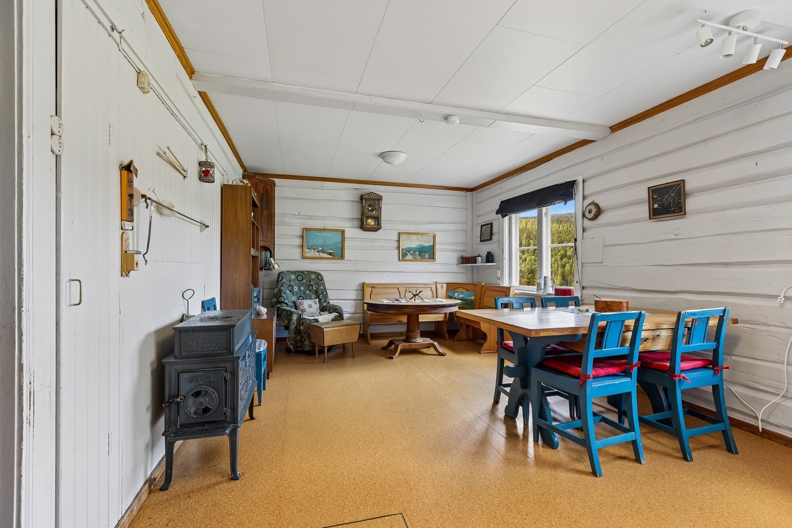 I tilknytning til kjøkkenet er det en romslig spisestue med plass til langbord. Galleribilde