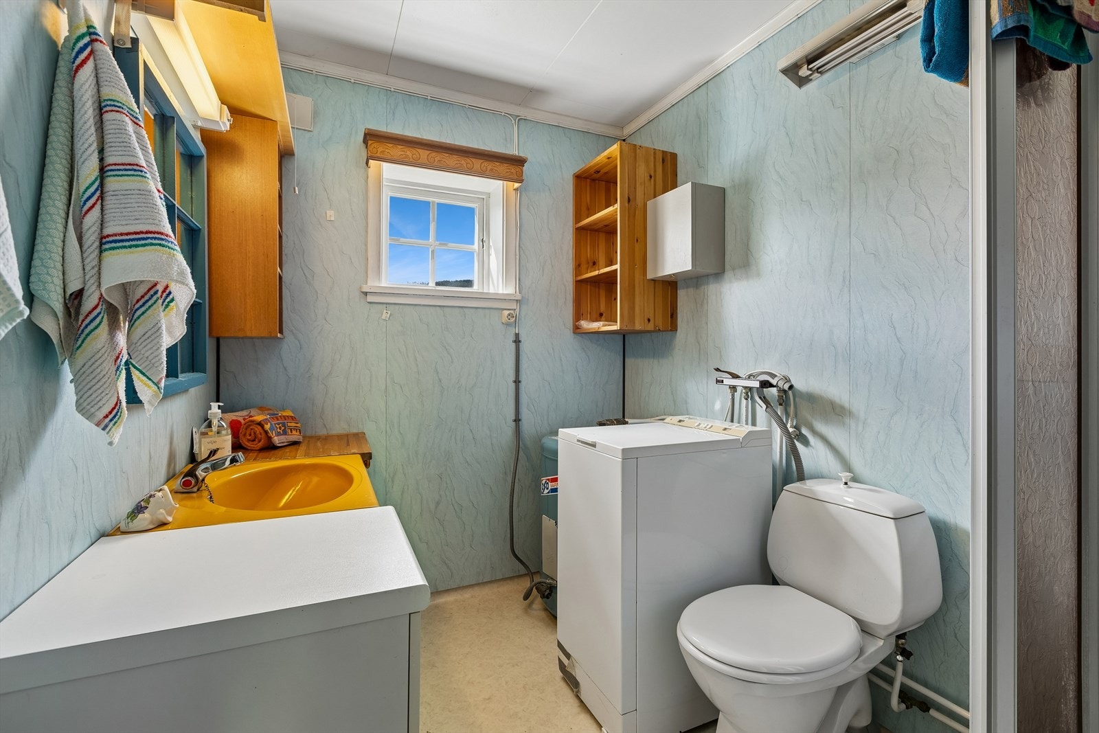 Badet i våningshuset ble etablert i 1987 og har opplegg for vaskemaskin. Galleribilde