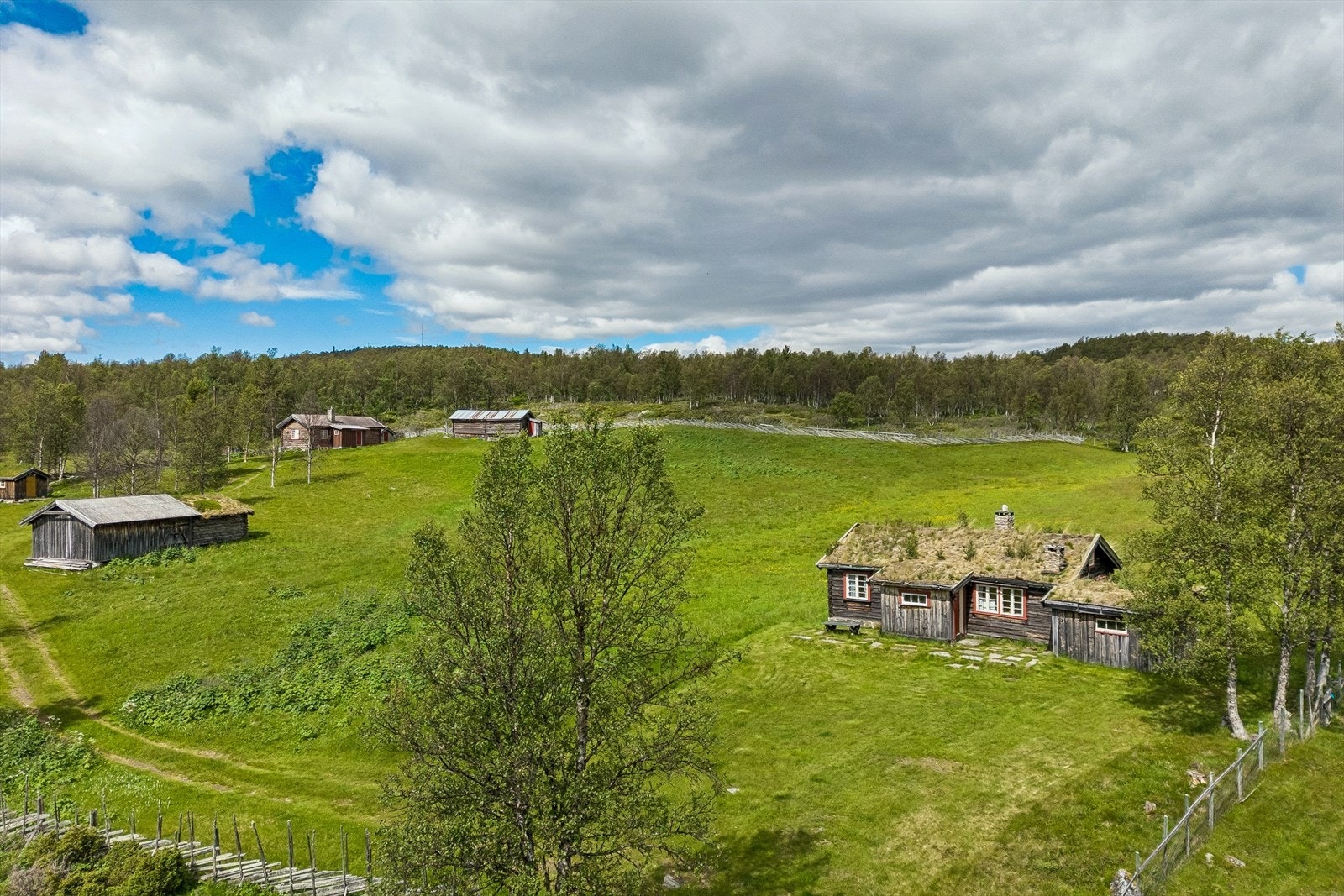 Sætervangen ligger idyllisk til med flere tradisjonsrike bygninger. Galleribilde