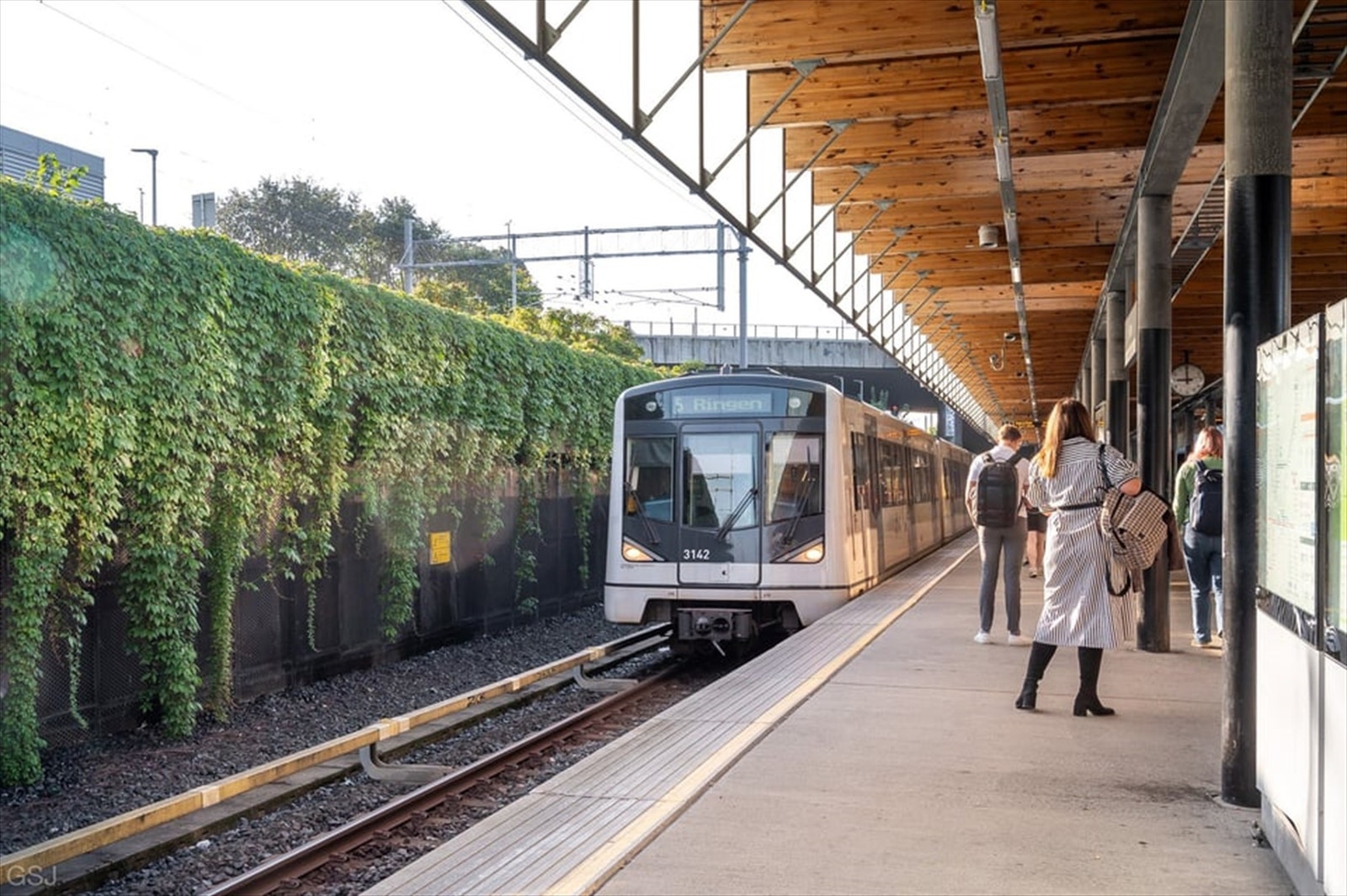 Her er det enkelt å bo med umiddelbar nærhet til t-bane, buss med nattlinjer, flybuss til Gardermoen og trikk Galleribilde