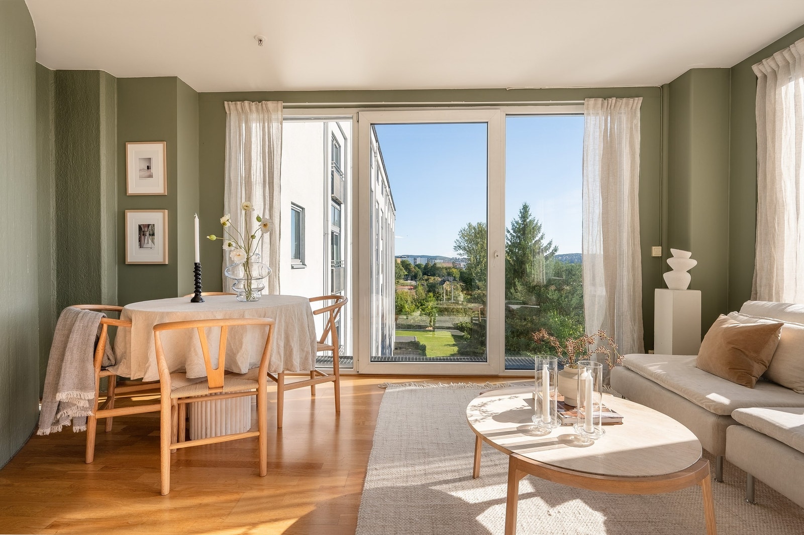 Stuen har også plass til et mindre spisebord, perfekt for hyggelige middager med førsteradsplass til Oslos vakre kveldshimler Galleribilde