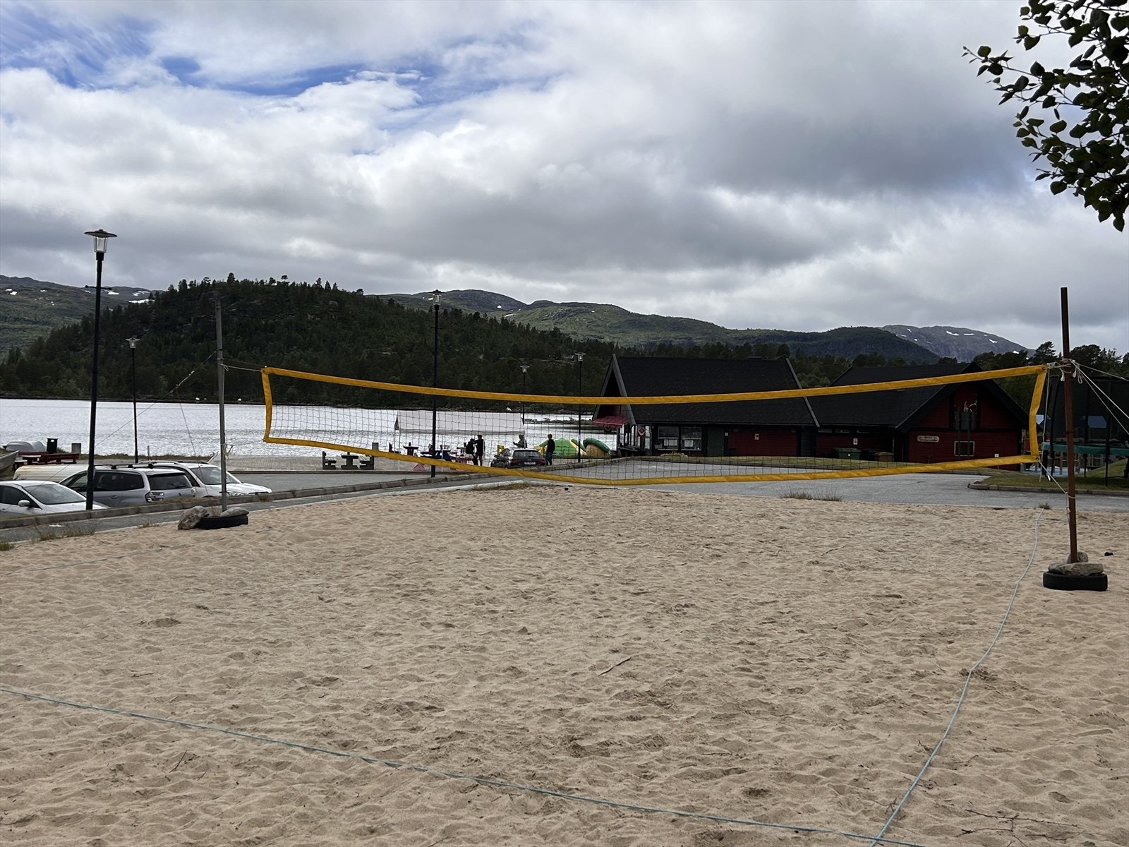 Hegni friluftsområde ved Hartevatn med sandvolleyballbane og badestrand. Galleribilde