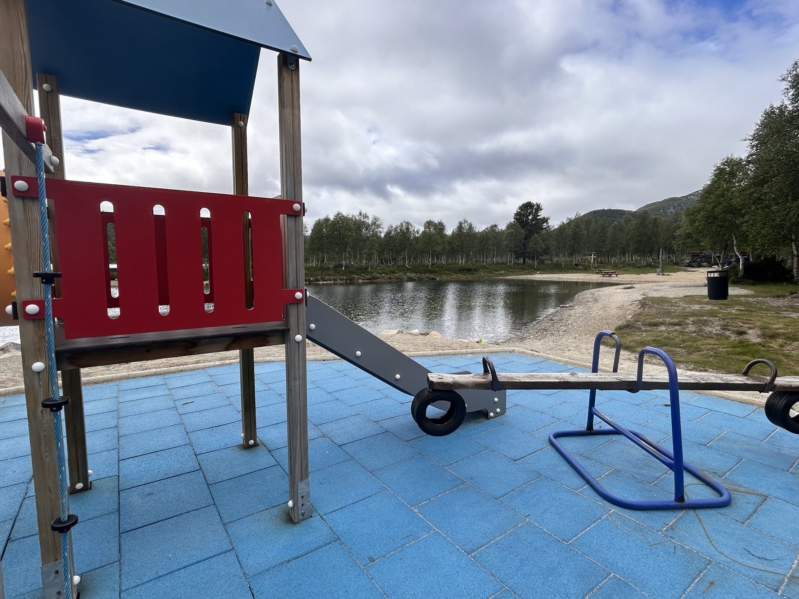 Lekeplass for barna ved vannkanten på Hegni friluftsområde. Galleribilde