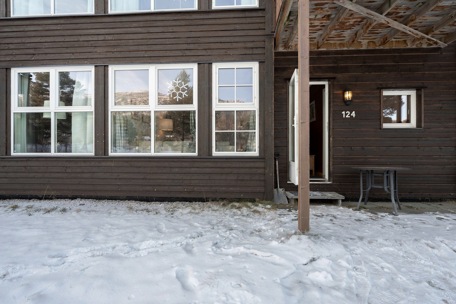 Markterrasse på bakkenivå med umiddelbar adkomst ut i terrenget. Galleribilde