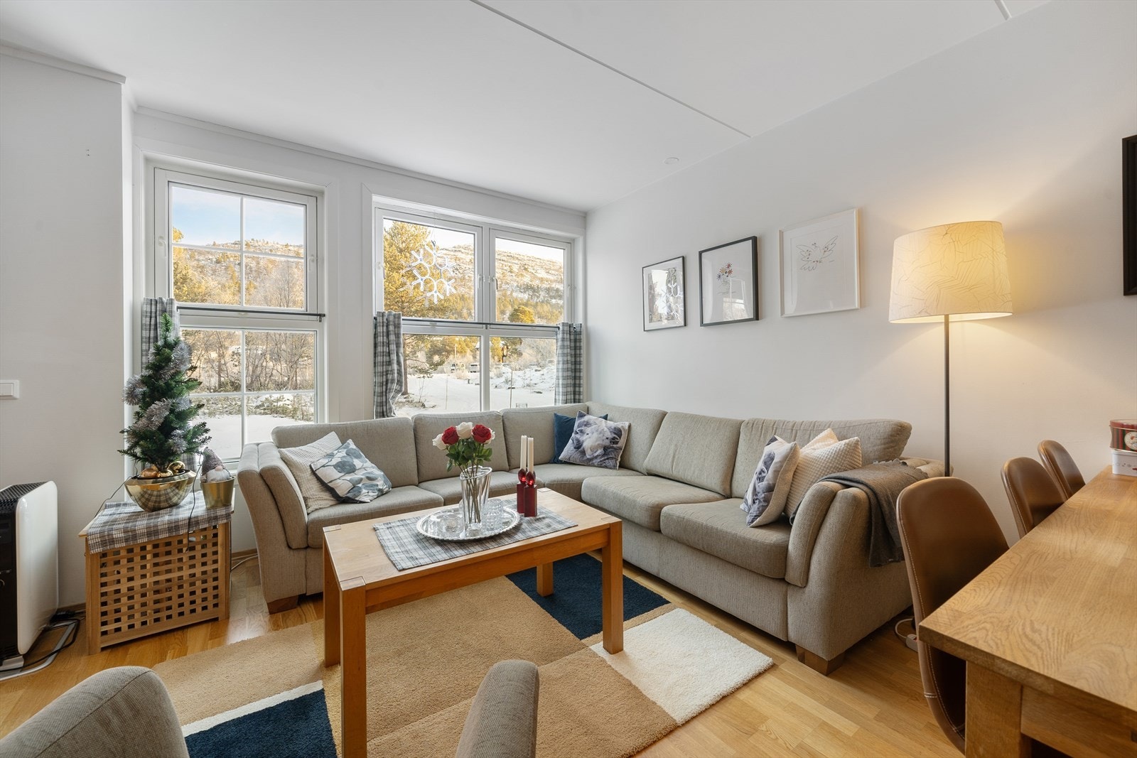 Store vinduer slipper inn naturlig lys mot sittegruppen. Galleribilde