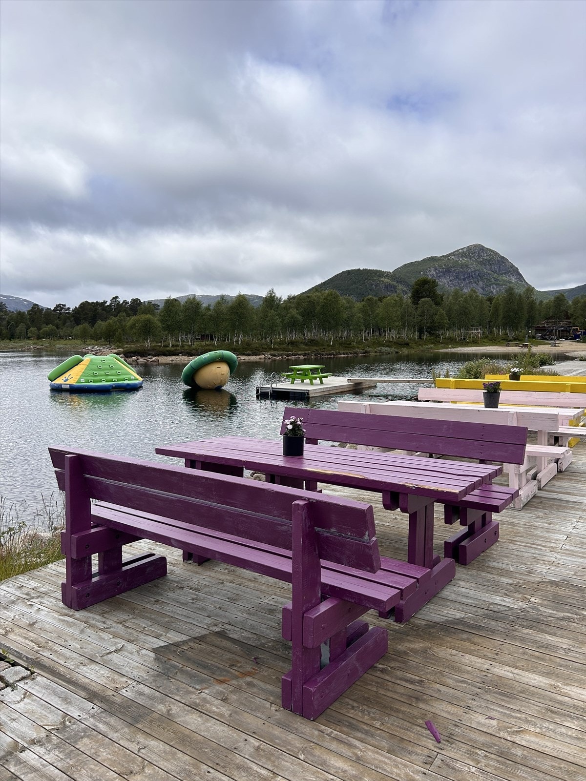 Badebrygge og sitteplasser ved Hartevatn på Hegni. Galleribilde