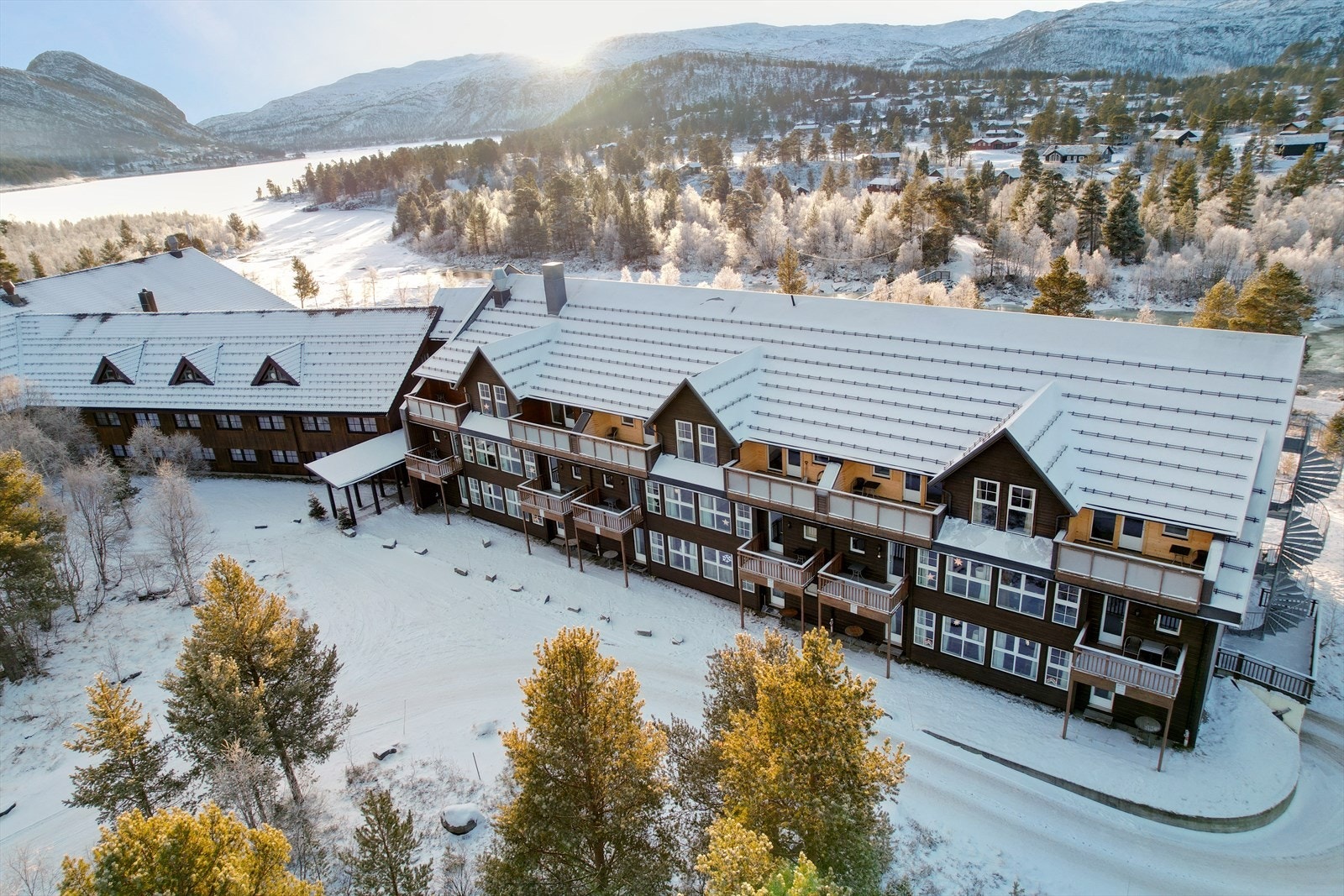 Hovdestøylen er plassert i rolige omgivelser langs elvebredden. Galleribilde