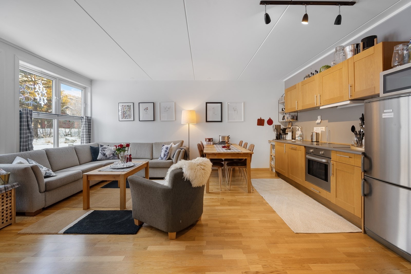 Stuen har 3-stavs eikeparkett og god plass til både sofagruppe og spisebord. Galleribilde