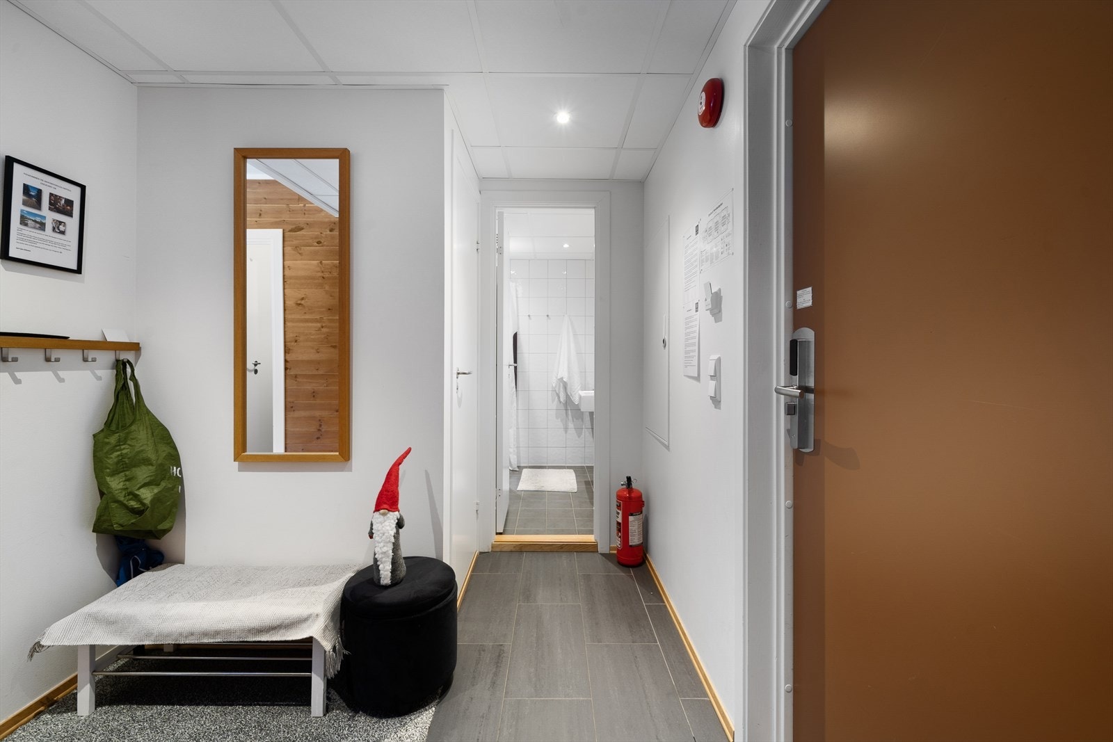 Entréen er belagt med mørke keramiske fliser og har innfelte downlights i himlingen. Galleribilde