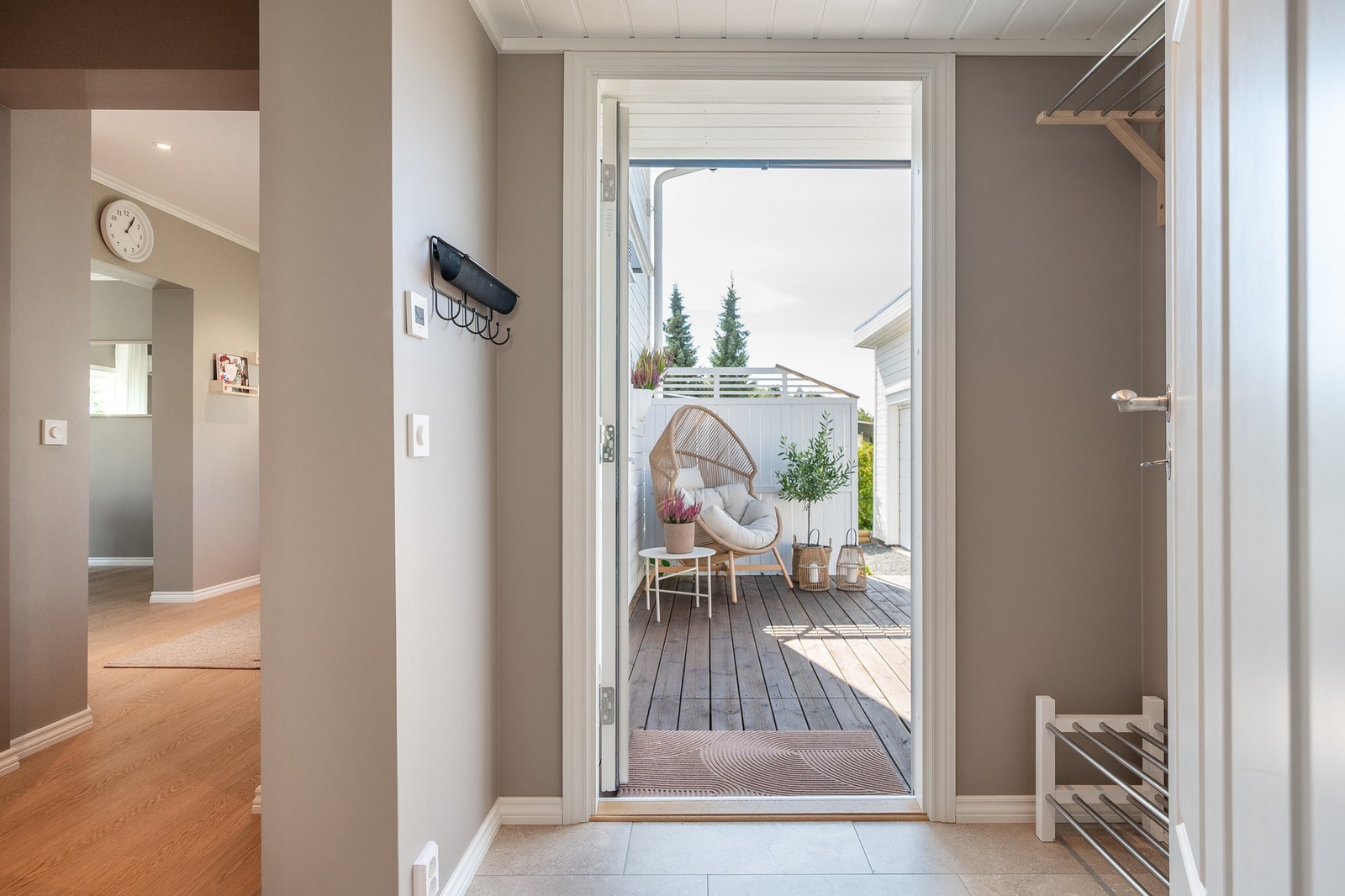Entréen har flislagt gulv og plass til oppbevaring av yttertøy og sko. Galleribilde